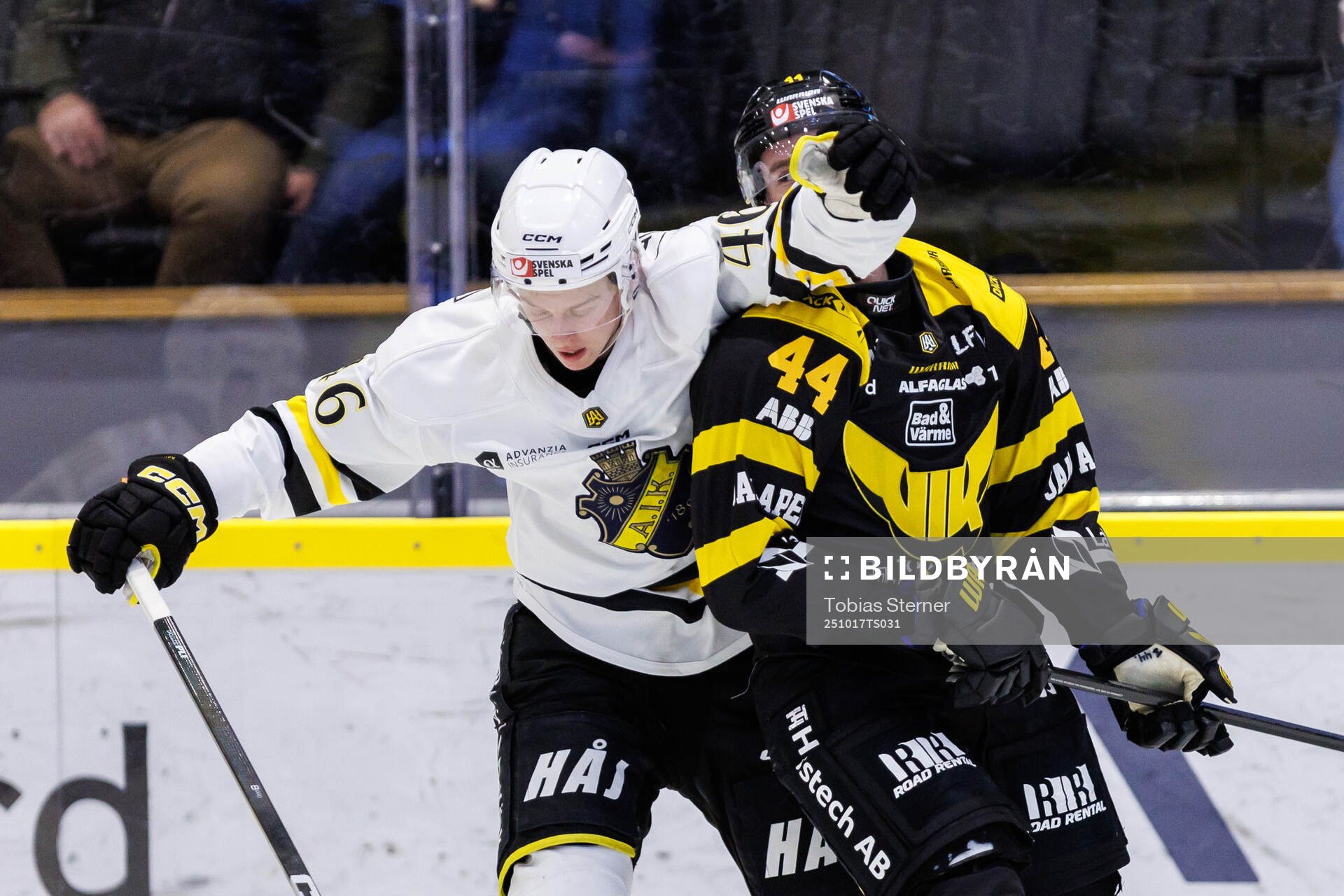 AIKs Viggo Gustafsson och Västerås Oscar Lawner