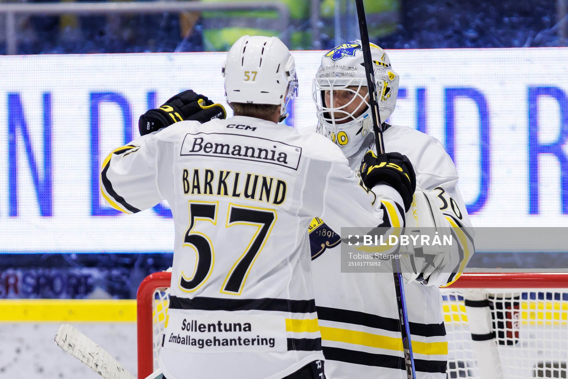 AIKs Alfred Barklund och målvakt Victor Brattström jublar