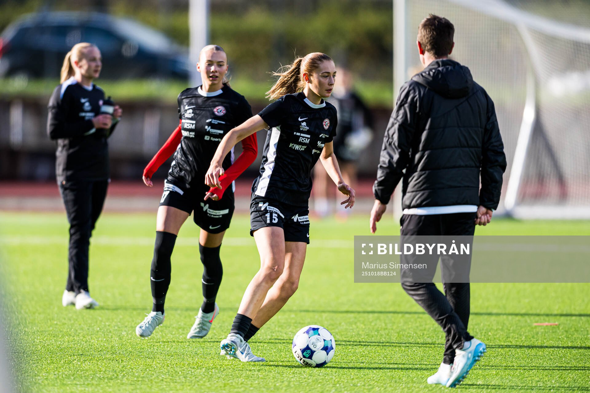 Paige Yvonne Margaret McAllister of Arna-Bjørnar warms up