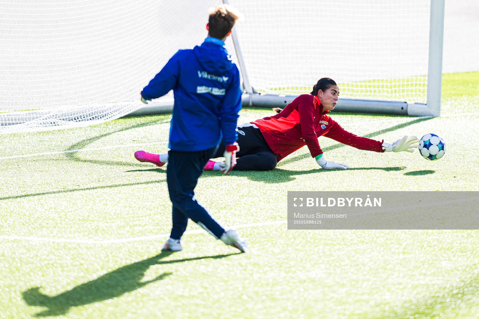 Goalkeeper Kenna Marie Caldwell of Molde warms up