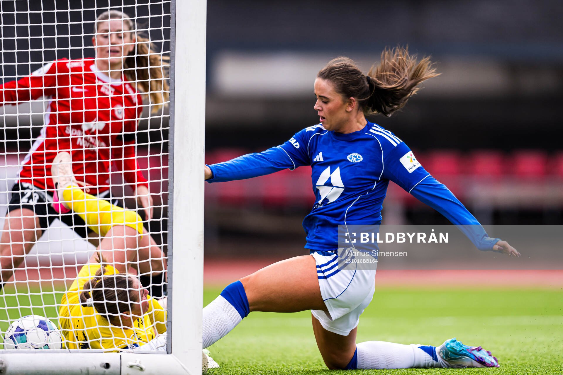 Emma Sæther of Molde scores the 1-2 goal