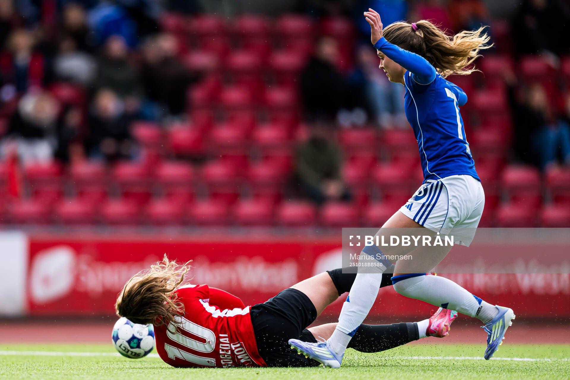 Tina Skogedal of Arna-Bjørnar and Mille Aune of Molde