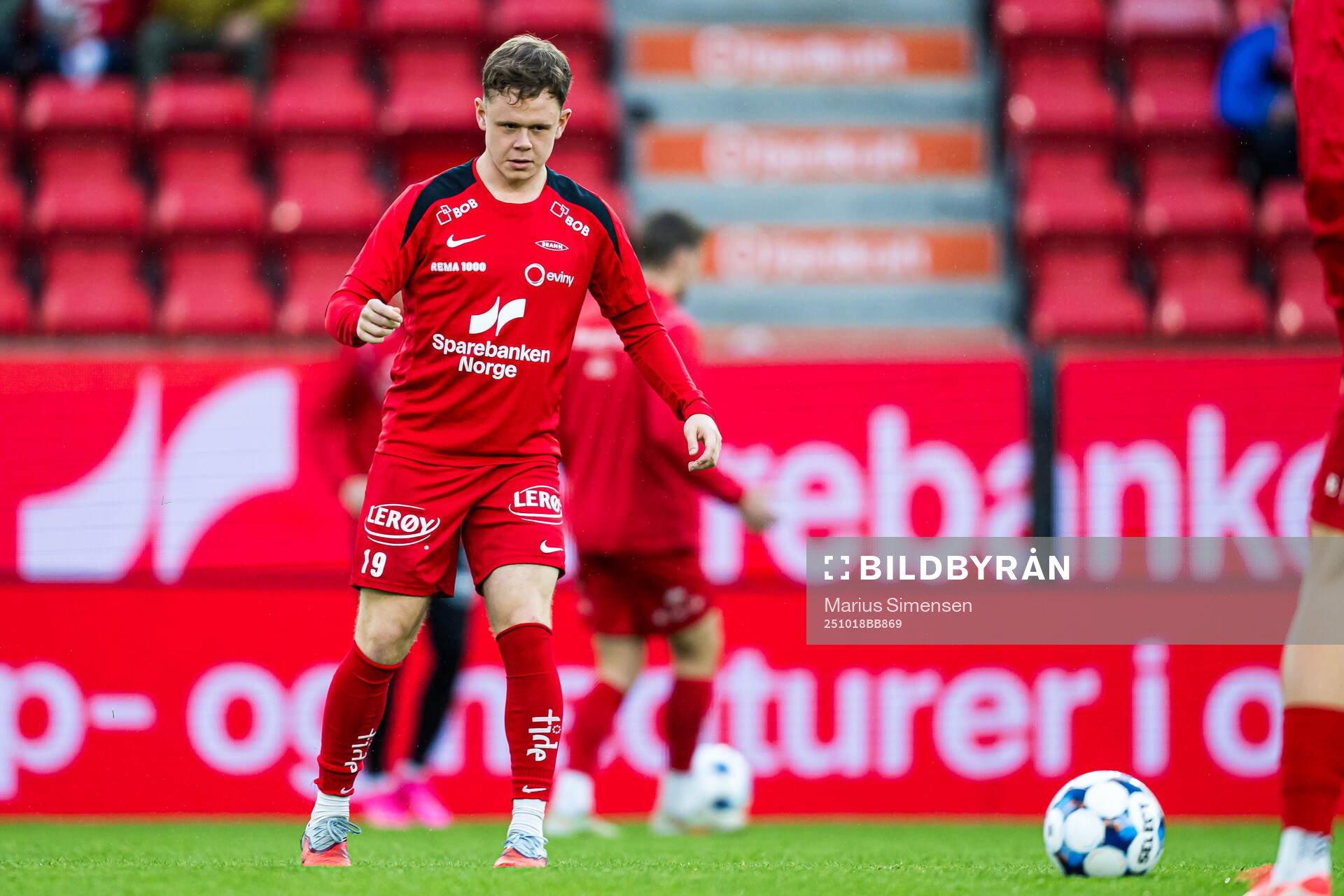 Eggert Aron Gudmundsson of Brann warms up
