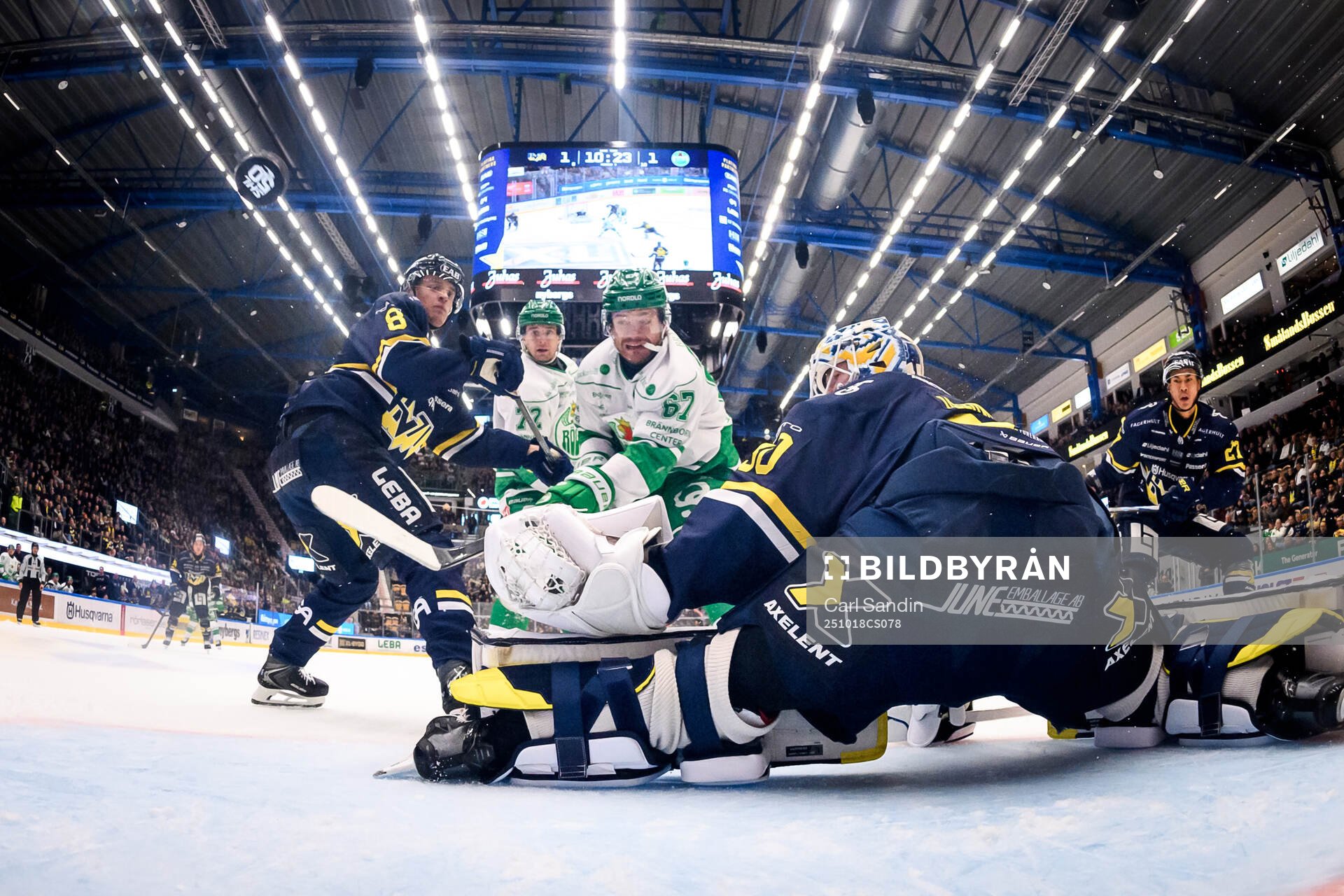 Rögles Leon Bristedt gör 1-2 bakom HV71s målvakt Lassi