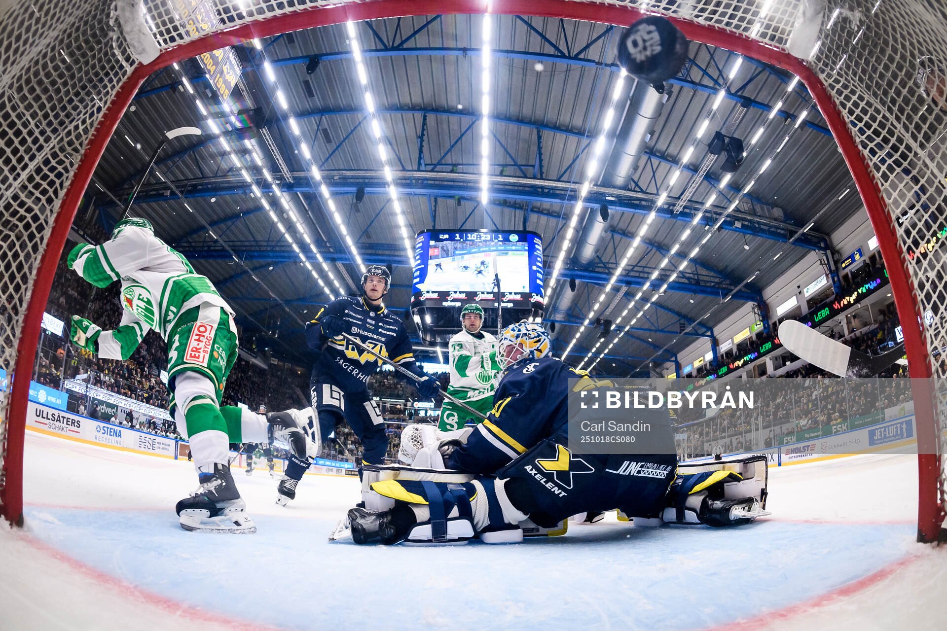 Rögles Leon Bristedt gör 1-2 bakom HV71s målvakt Lassi