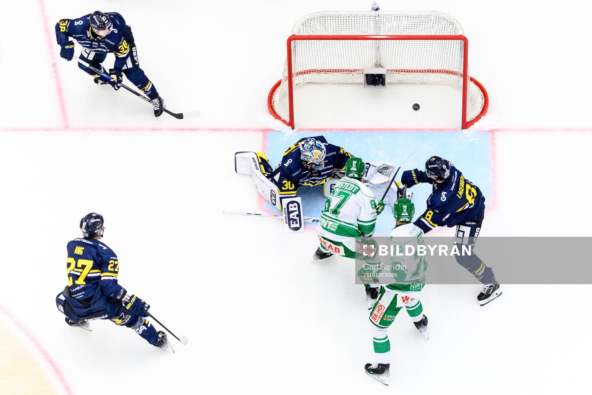 Rögles Leon Bristedt gör 1-2 bakom HV71s målvakt Lassi