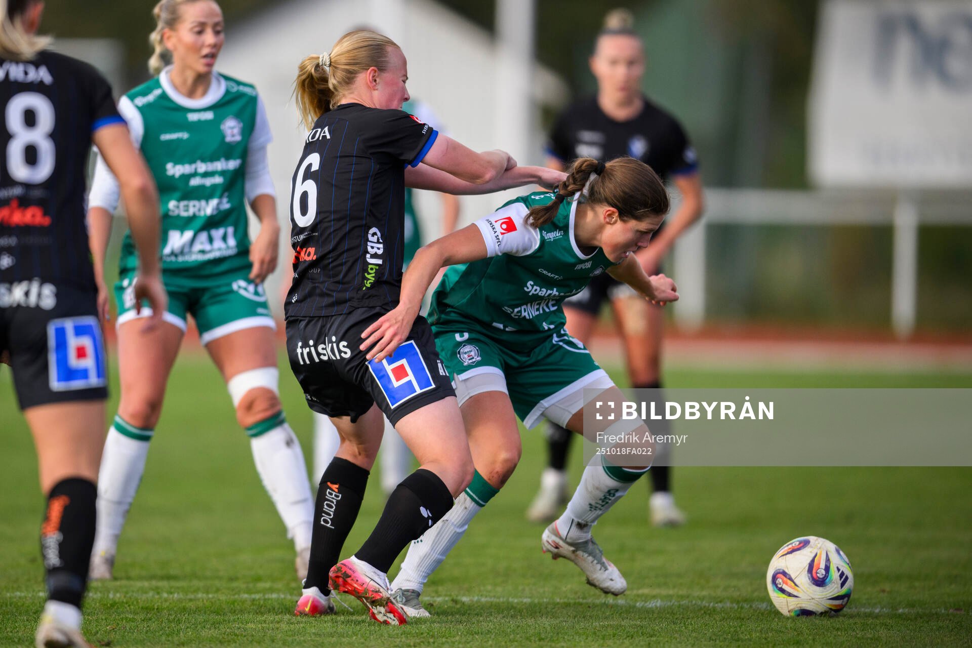 Växjö DFFs Ebba Wieder och Alingsås Tove Lorén