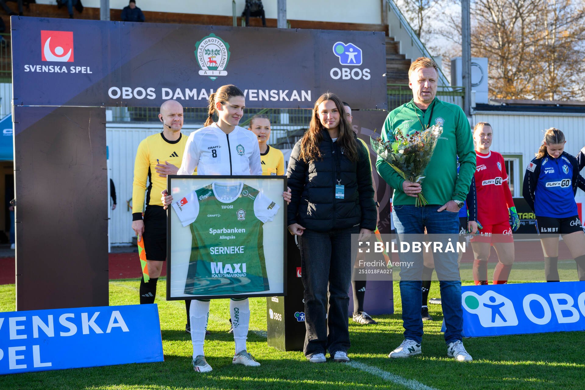 Alingsås Ebba Ranieli i mitten tackas av