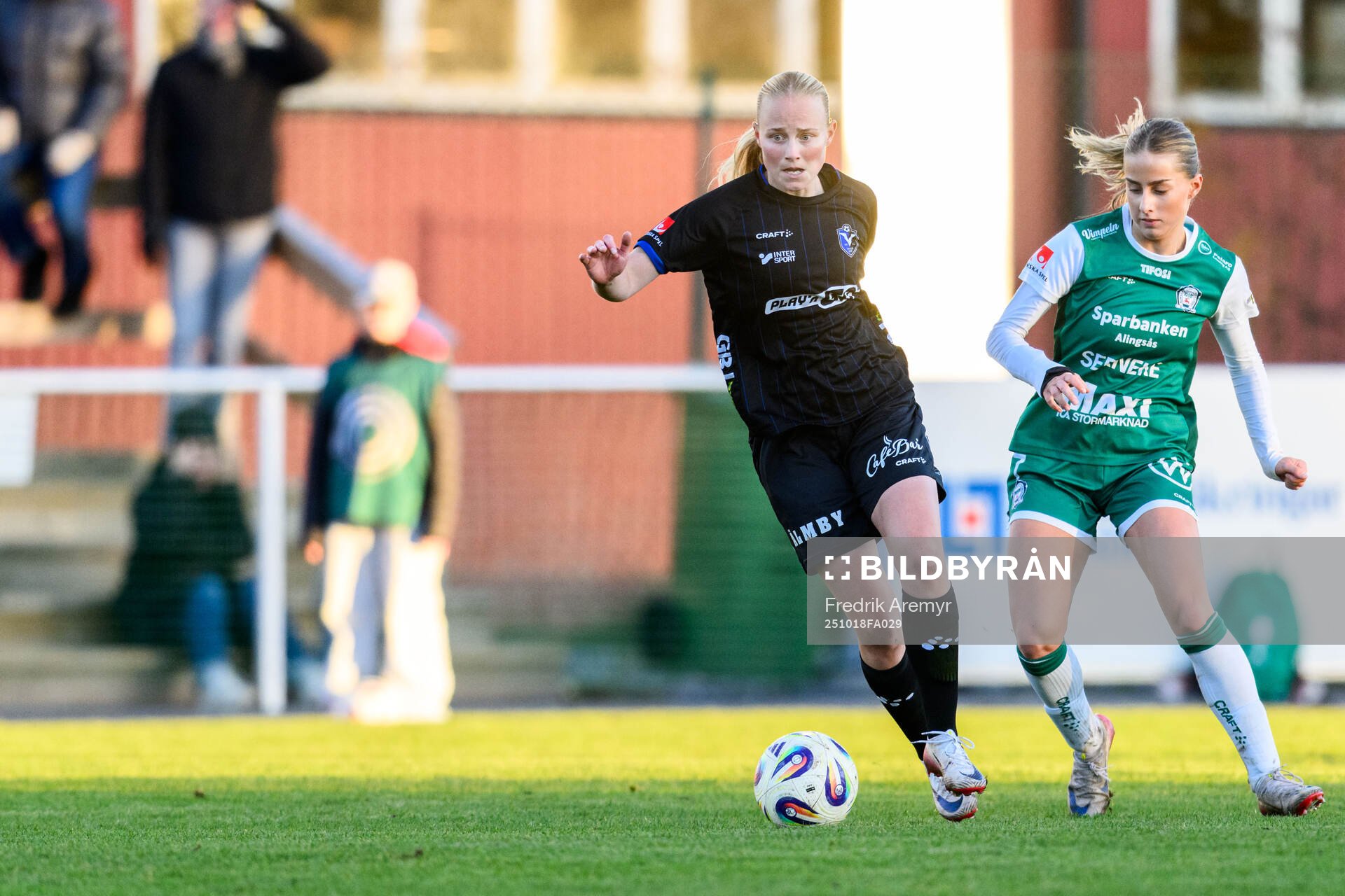 Växjö DFFs Ebba Wieder och Alingsås Isabella Svanström