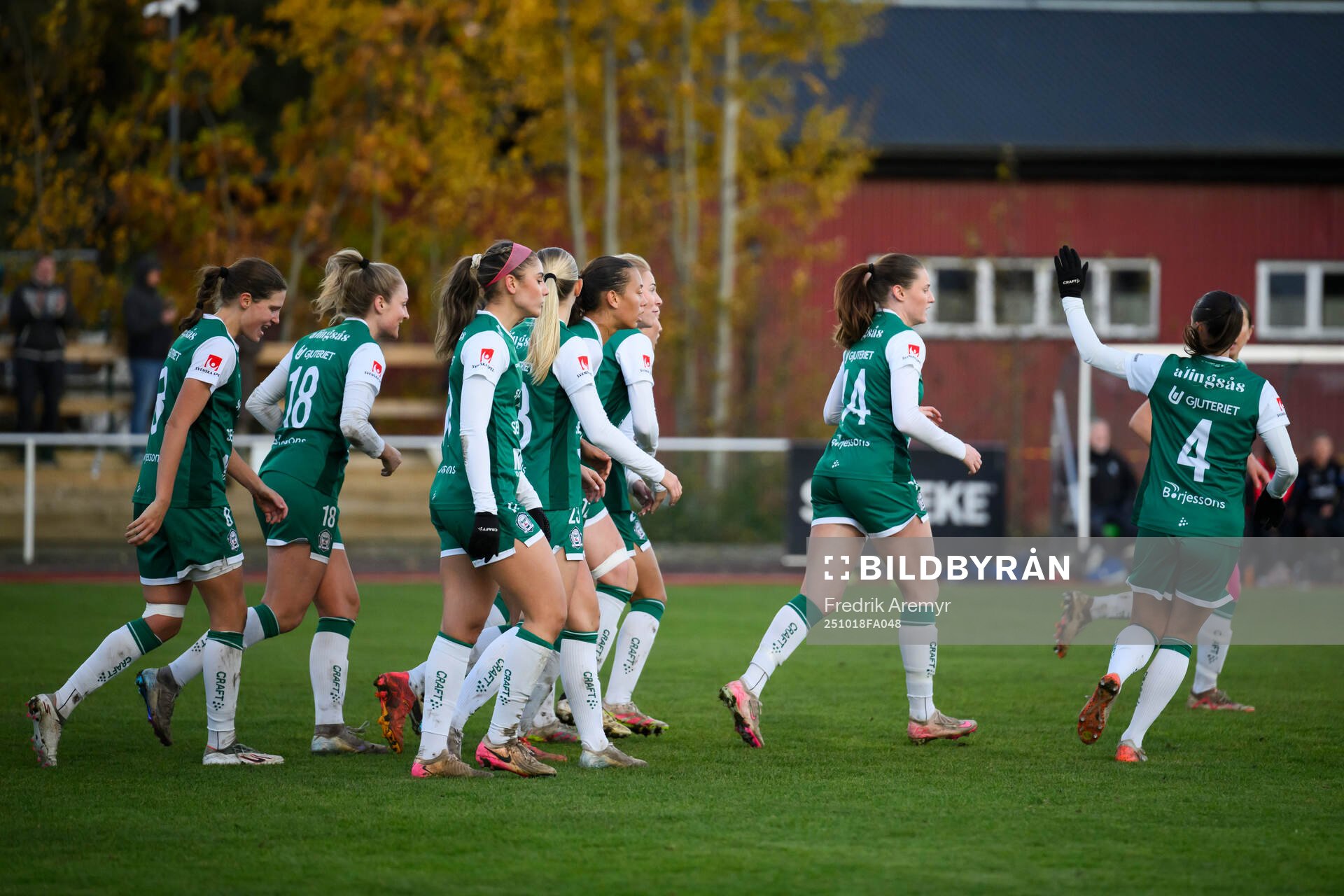 Alingsås spelare jublar med målskytten Ina Österlind