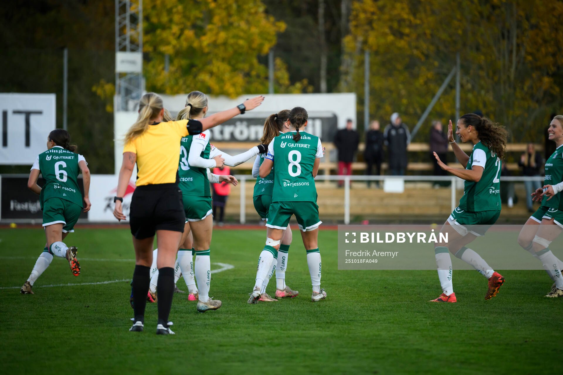 Alingsås spelare jublar med målskytten Ina Österlind