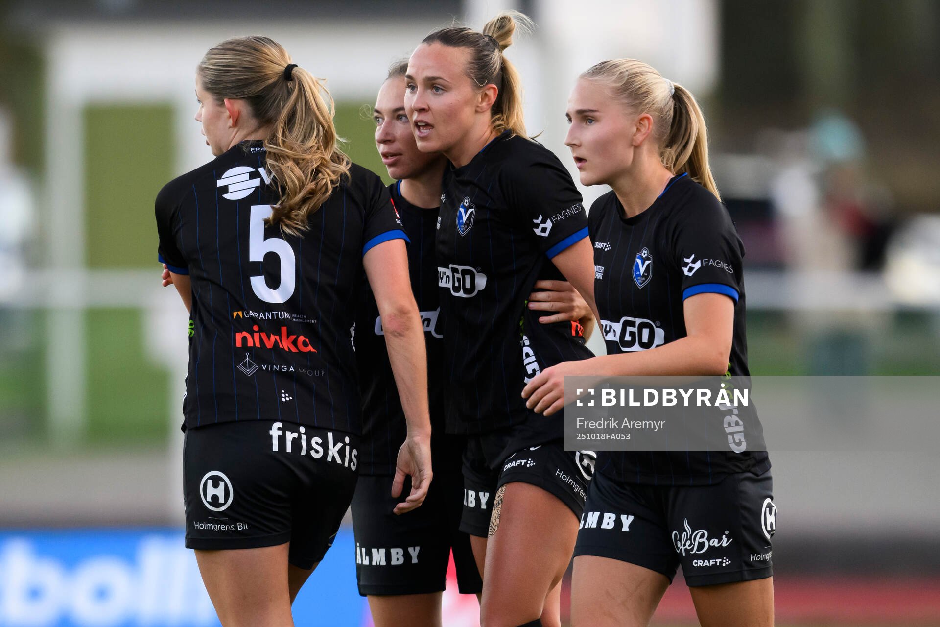 Växjö DFFs spelare jublar med målskytten Larkin Russel