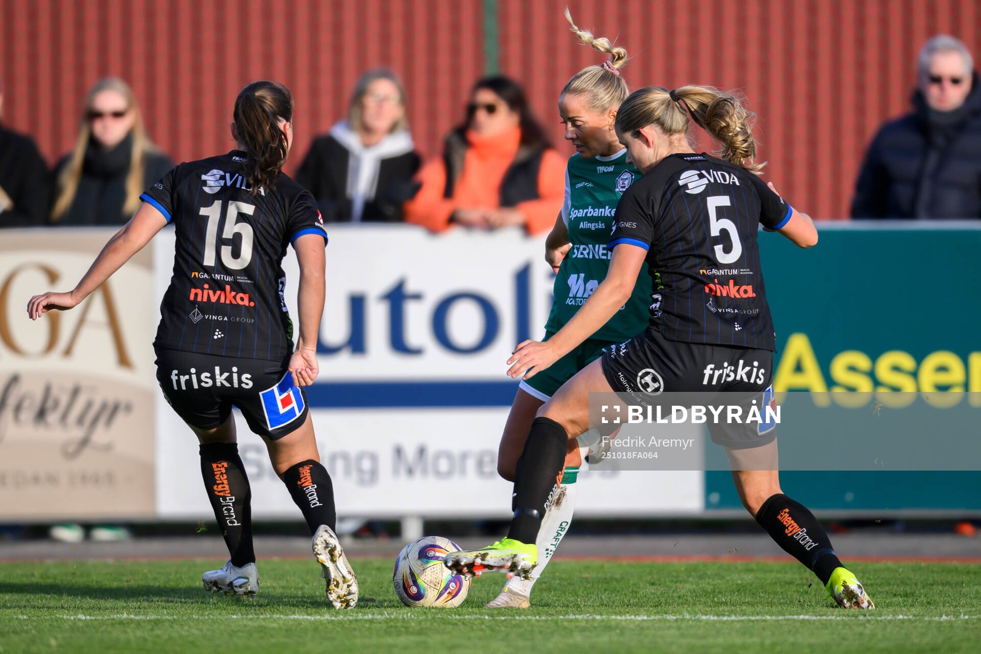 Växjö DFFs Mariann Høgh Nielsen , Alingsås Moa Öhman