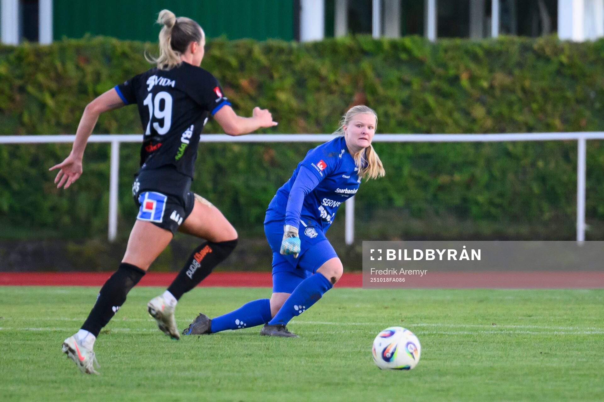 Växjö DFFs Larkin Russel och Alingsås målvakt Alexandra
