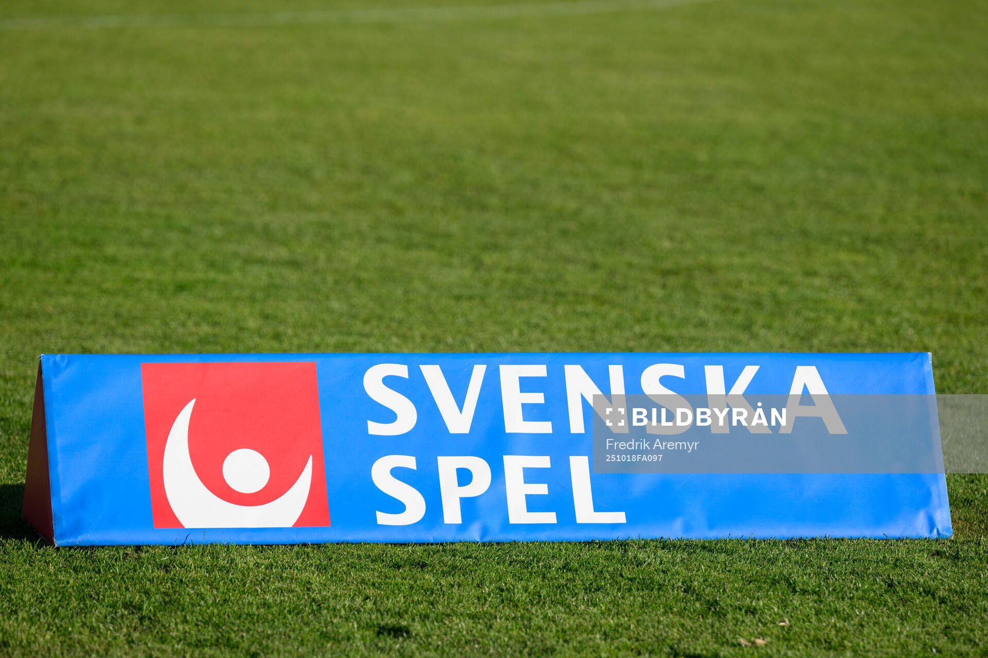 En reklamskylt för Svenska Spel