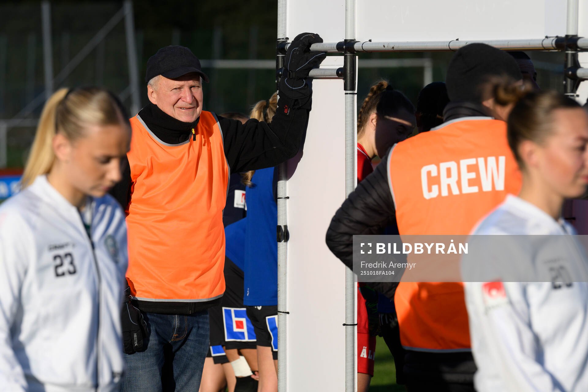 Funktionärer håller en skylt