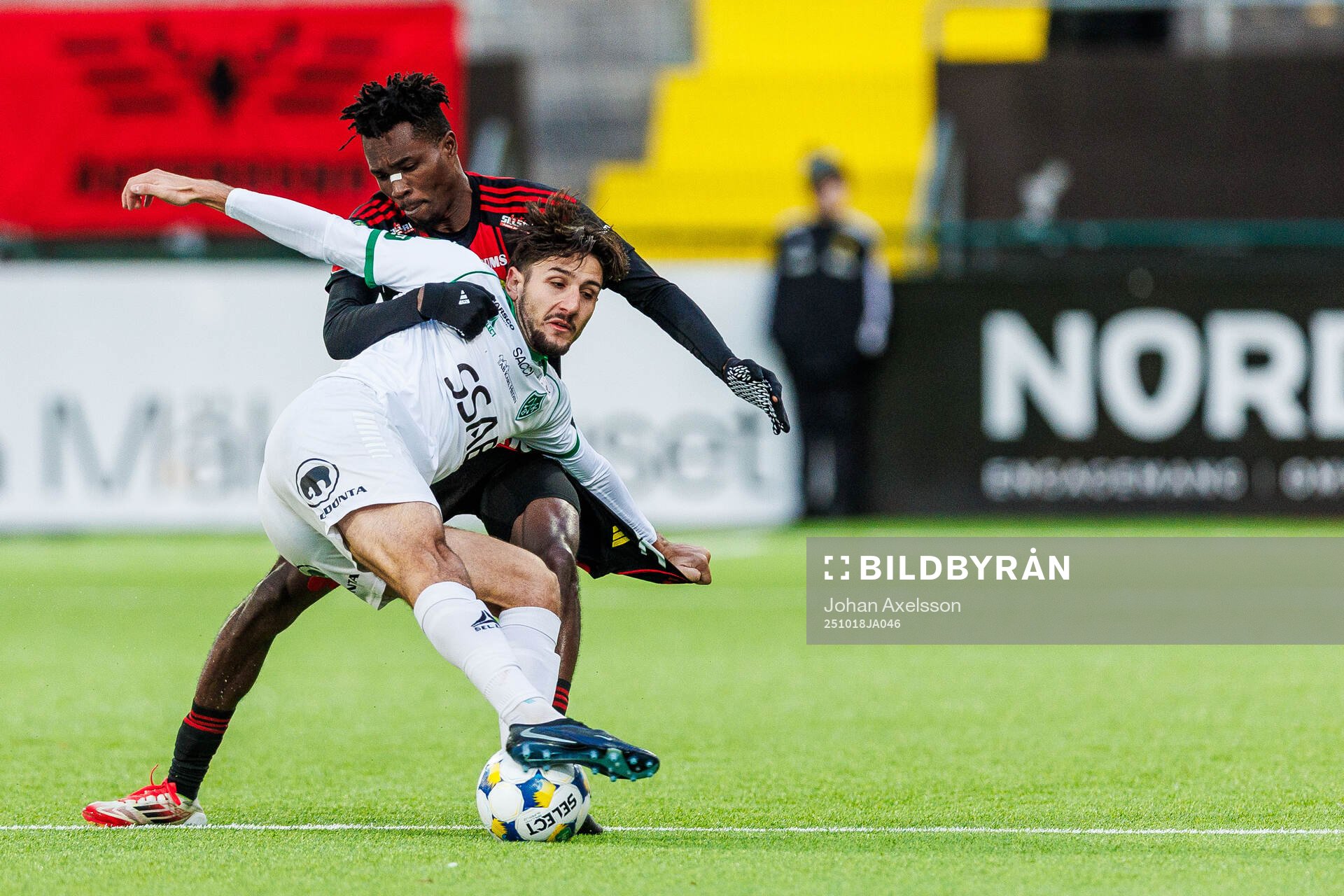 Östersunds Sunday Anyanwu och Brages Filip Trpcevski