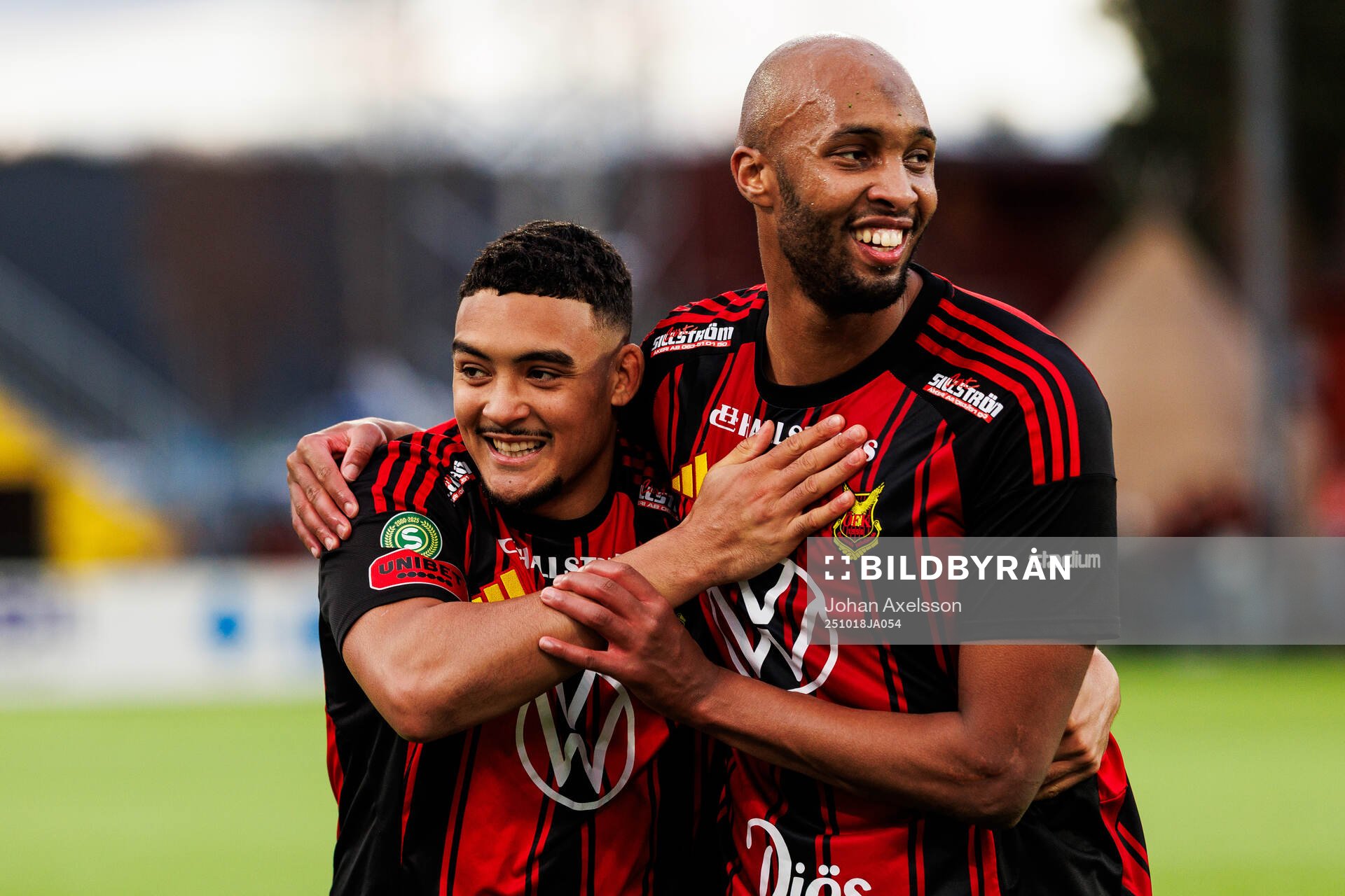 Östersunds Gideon Granström och Jabir Abdihakim Ali jublar