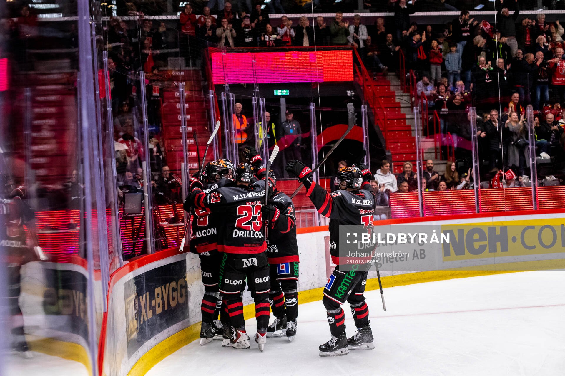 Örebros Teemu Turunen gör 3-0 och jublar med Egor Polin