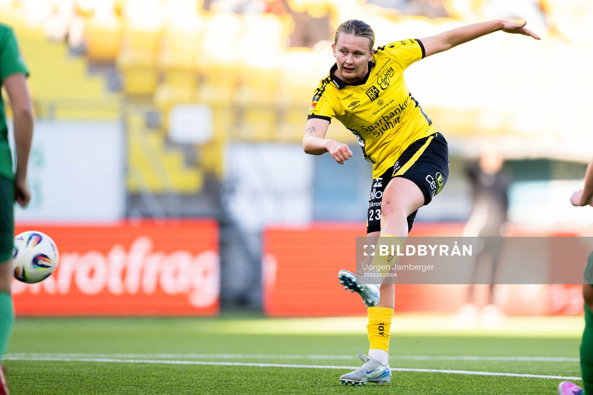 Elfsborgs Ellen Nilsson skjuter 1-0