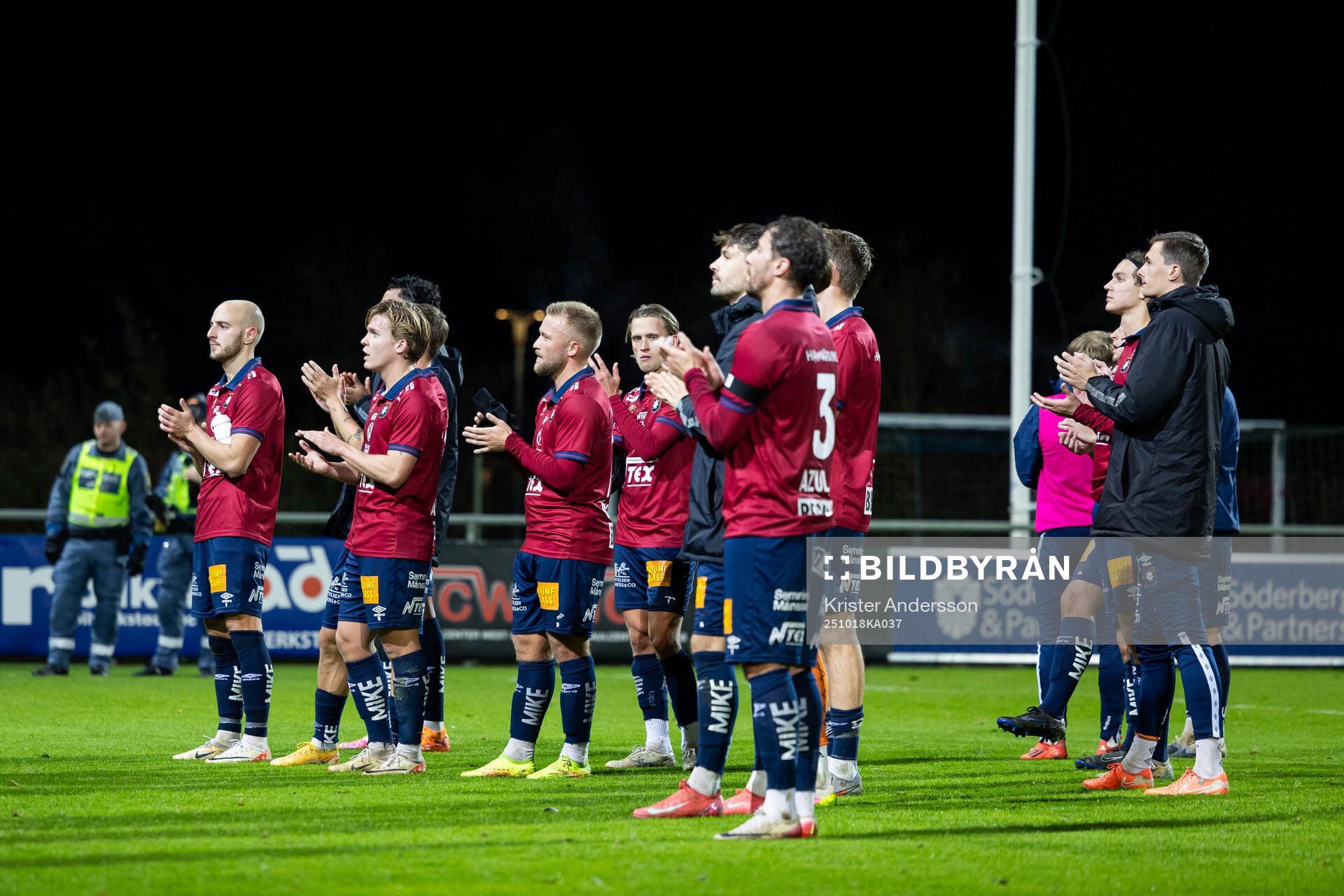 Örgrytes spelare tackar sina supportrar