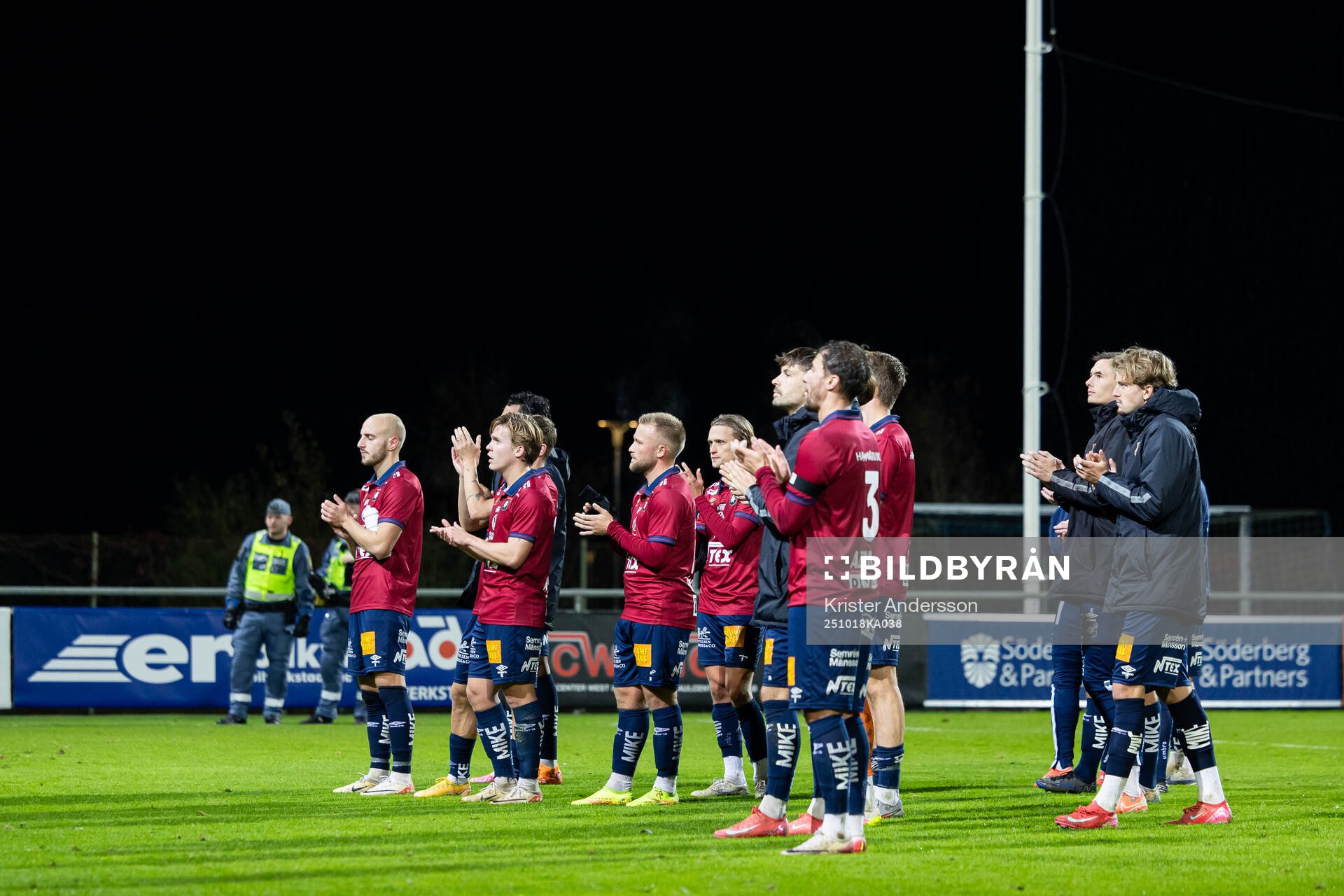 Örgrytes spelare tackar sina supportrar