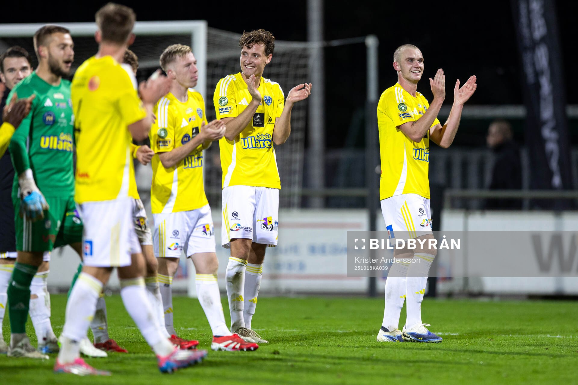 Falkenbergs spelare jublar