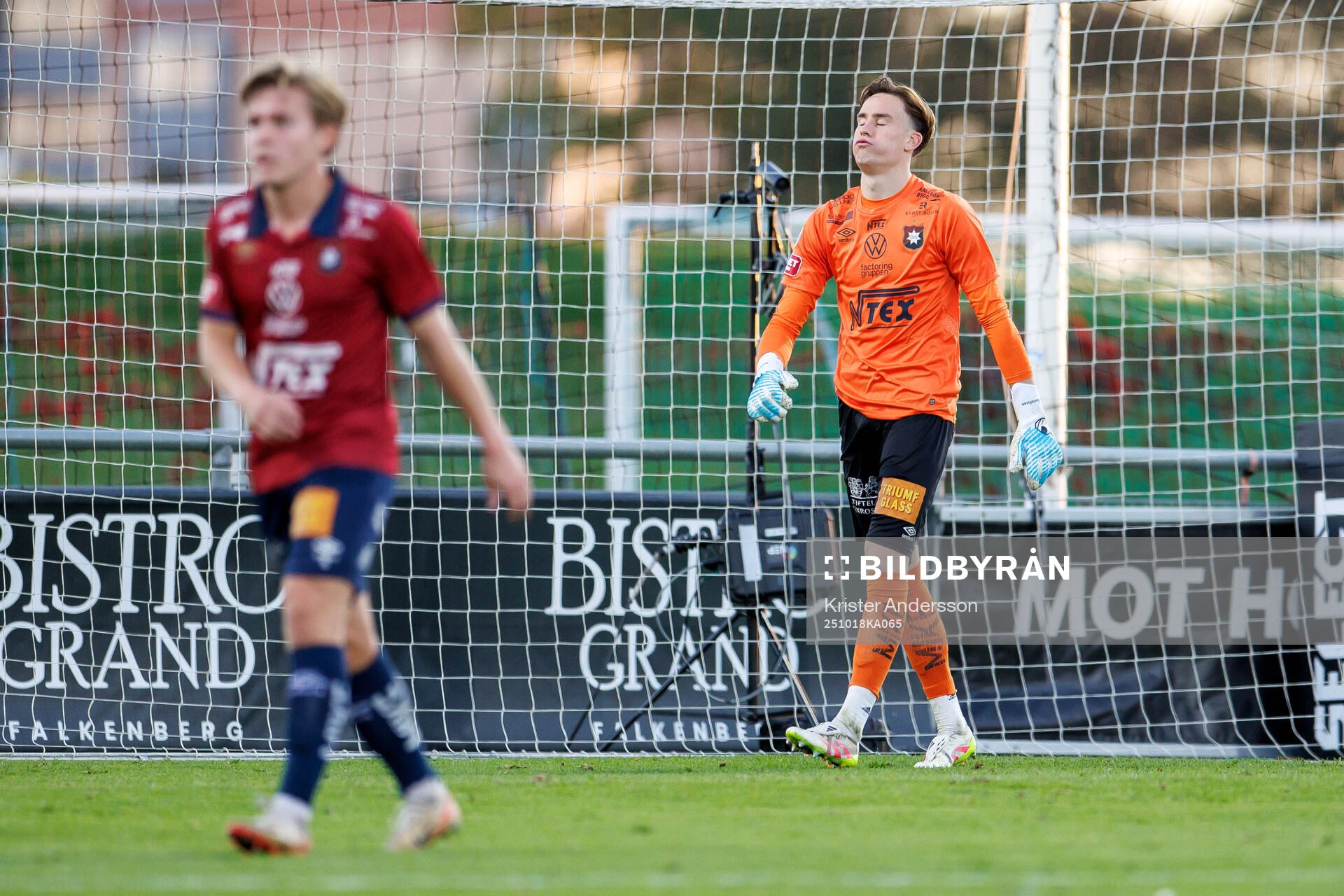 Örgrytes målvakt Hampus Gustafsson deppar