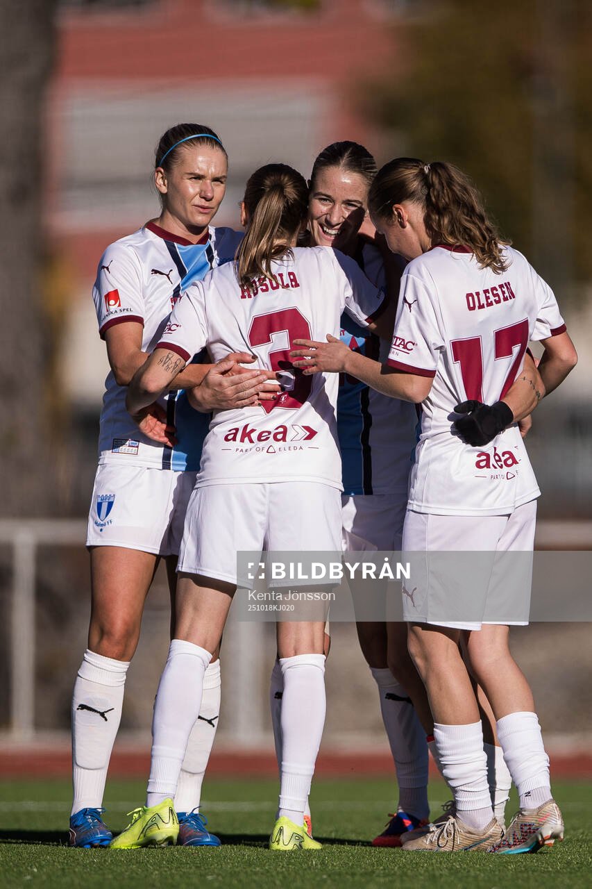 Malmö FFs Courtney Nevin jublar med lagkamrater