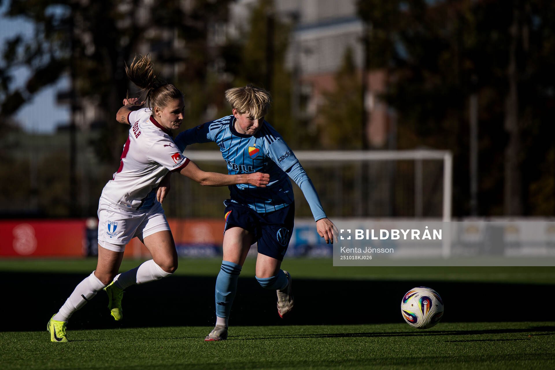Malmö FFs Katariina Kosola och +djdj7under fotbollsmatchen