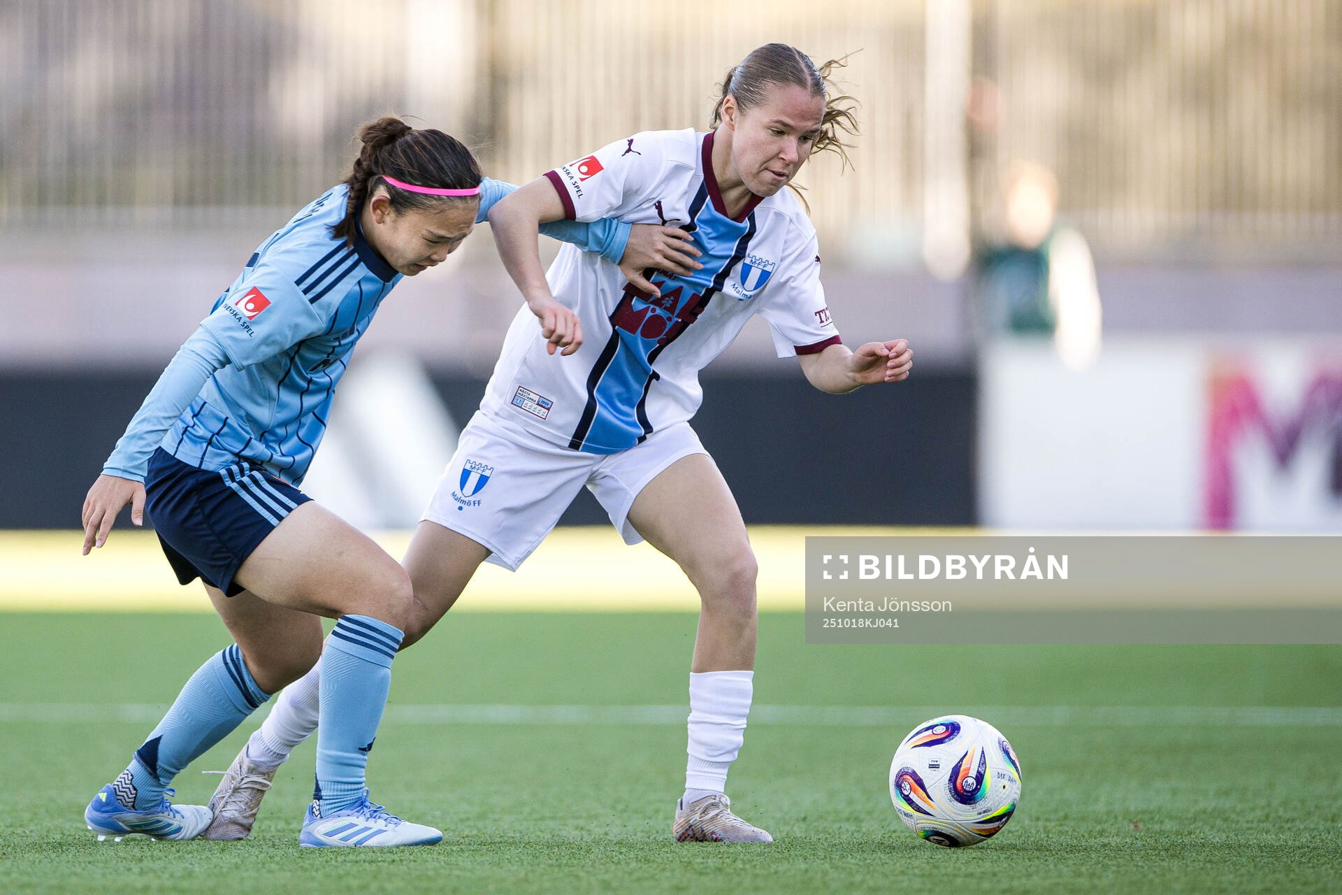 Djurgårdens Urara Watanabe och Malmö FFs Karoline Olesen