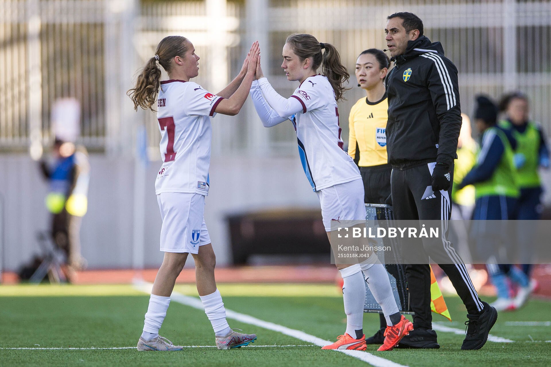 Malmö FFs Karoline Olesen och Matilda Kristell vid ett byte