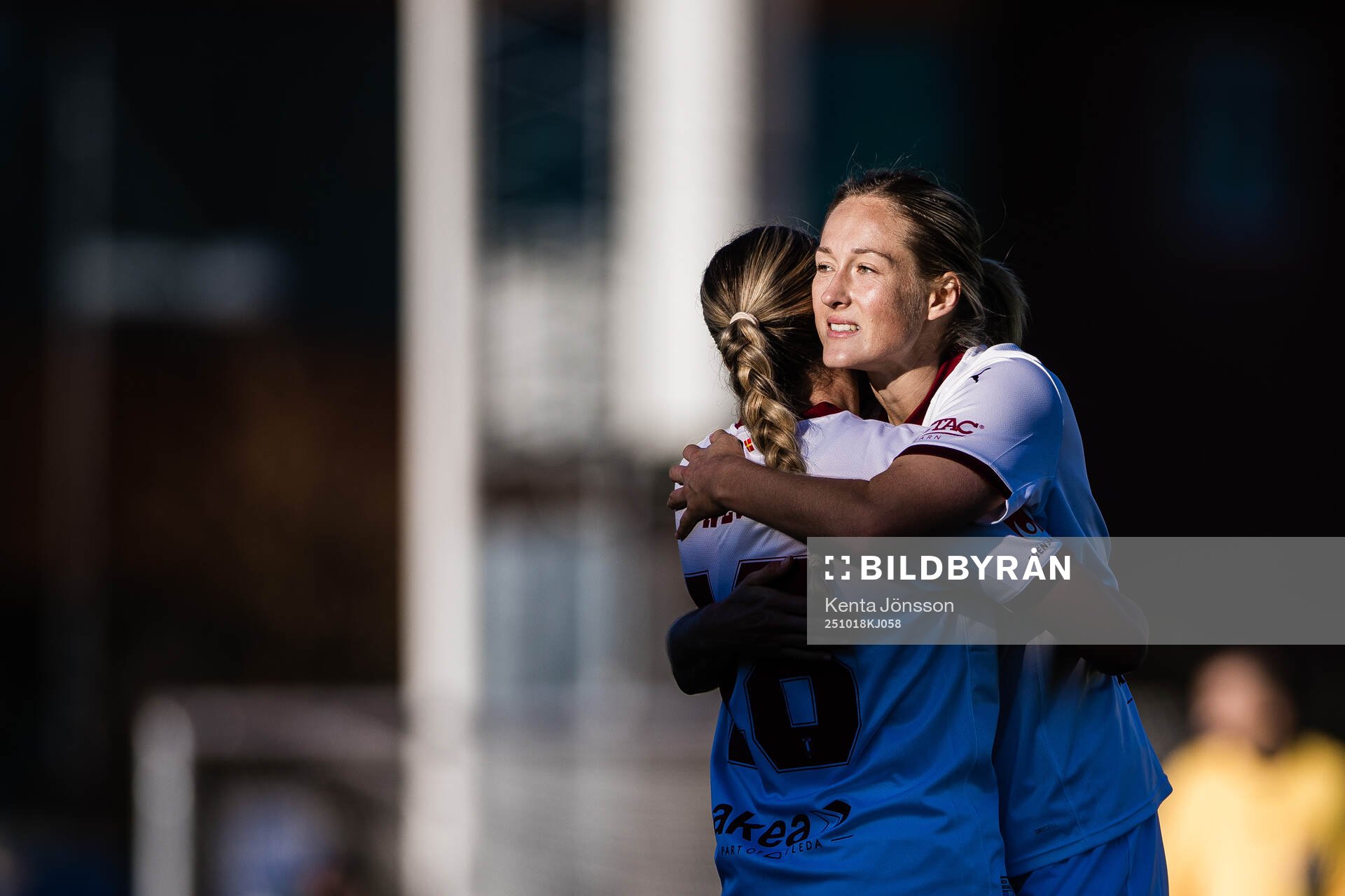 Malmö FFs Courtney Nevin och Sanna Kullberg jublar