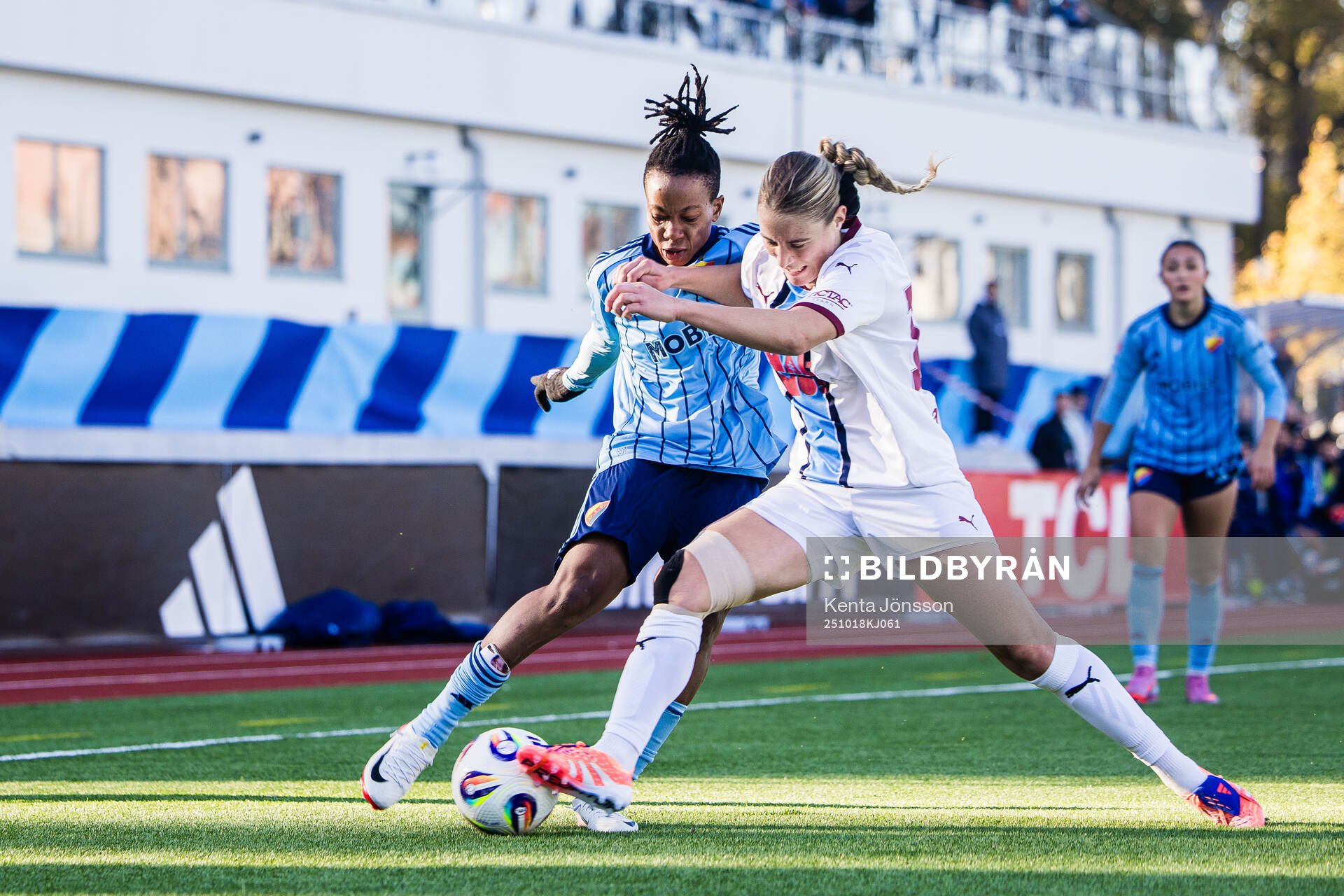 Djurgårdens Goodness Osigwe och Malmö FFs Courtney Nevin