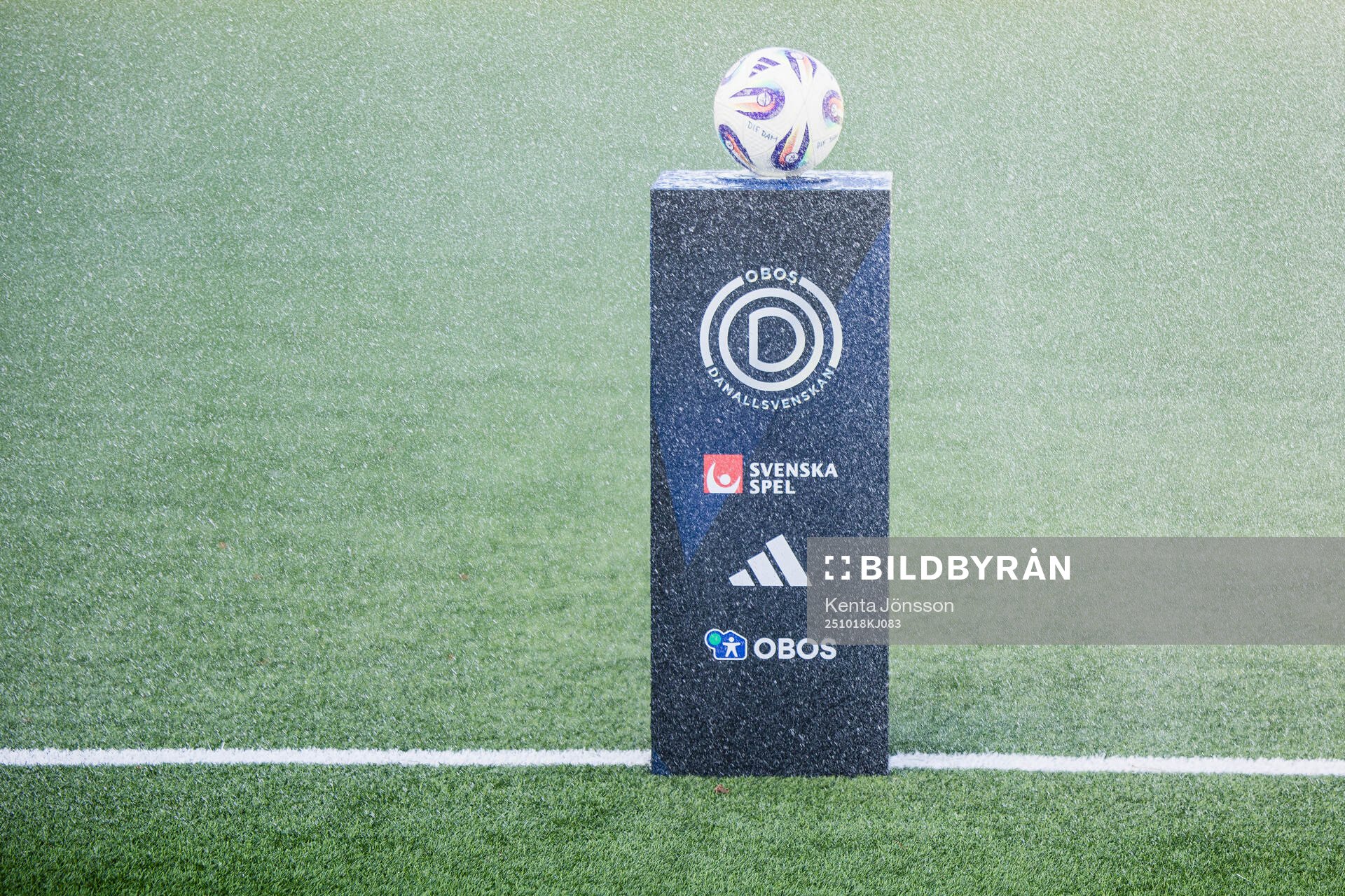 Logotyp för Svenska Spel, Obos och Adidas på en
