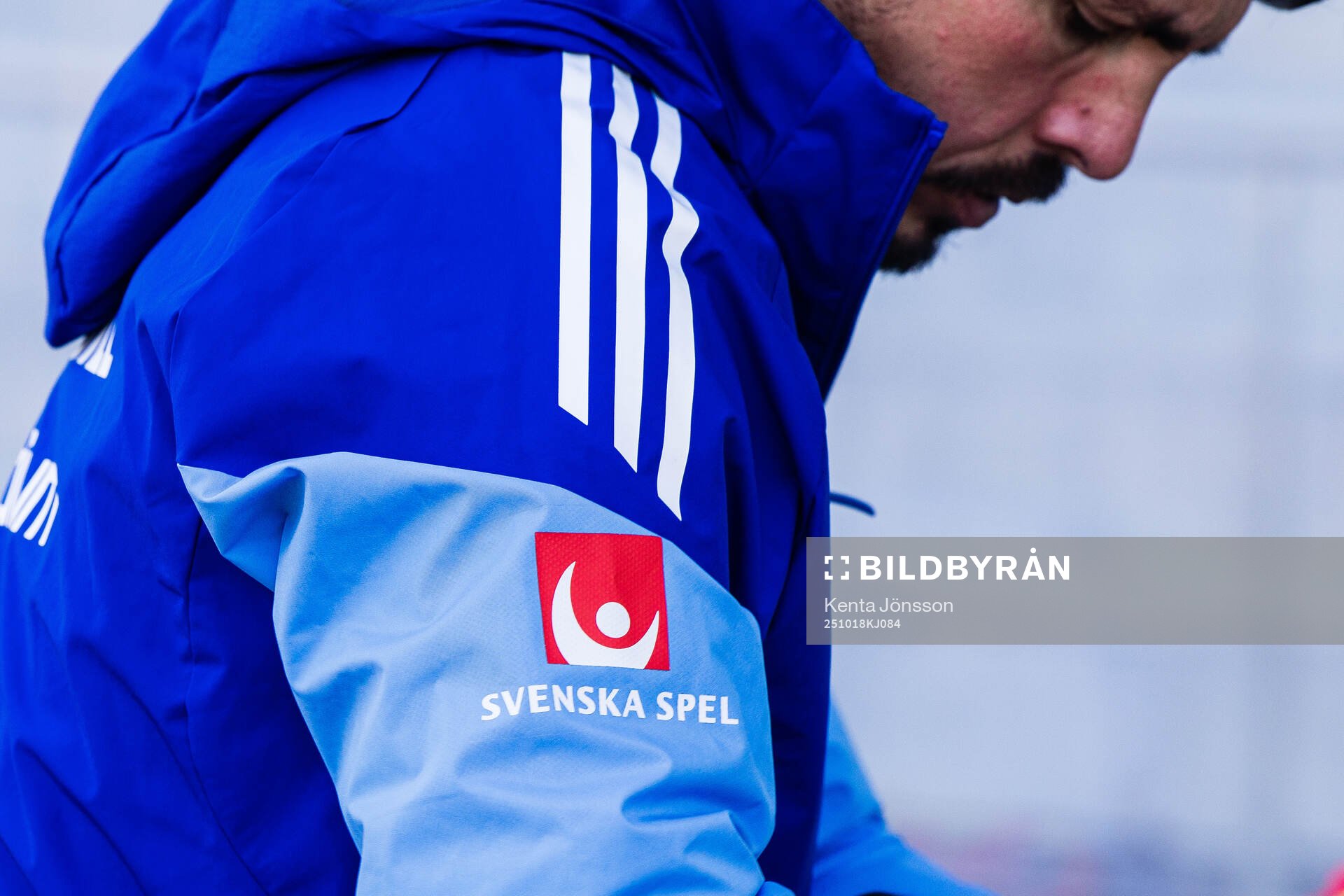 Logotyp för Svenska Spel på en bollhållare