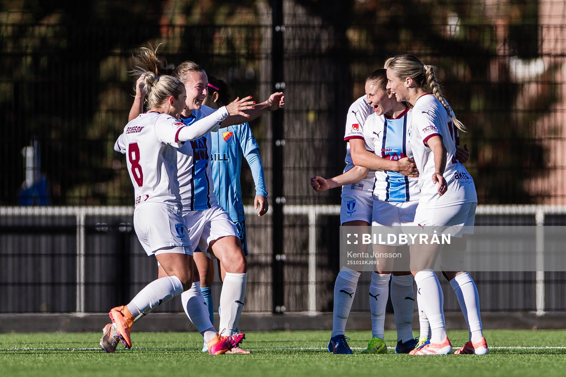 Malmö FFs Katariina Kosola jublar med Mia Persson, Sara