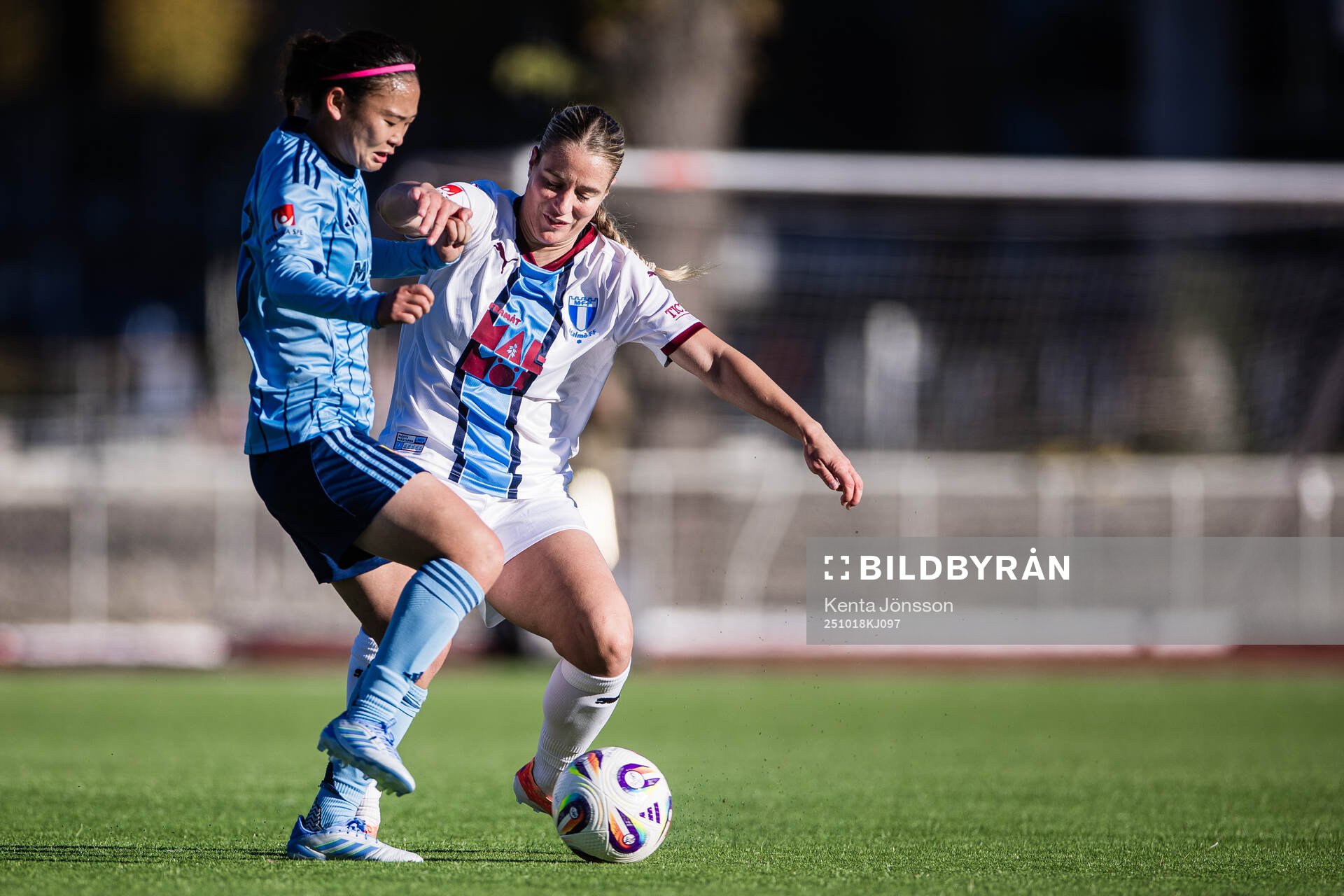 Djurgårdens Urara Watanabe och Malmö FFs Courtney Nevin