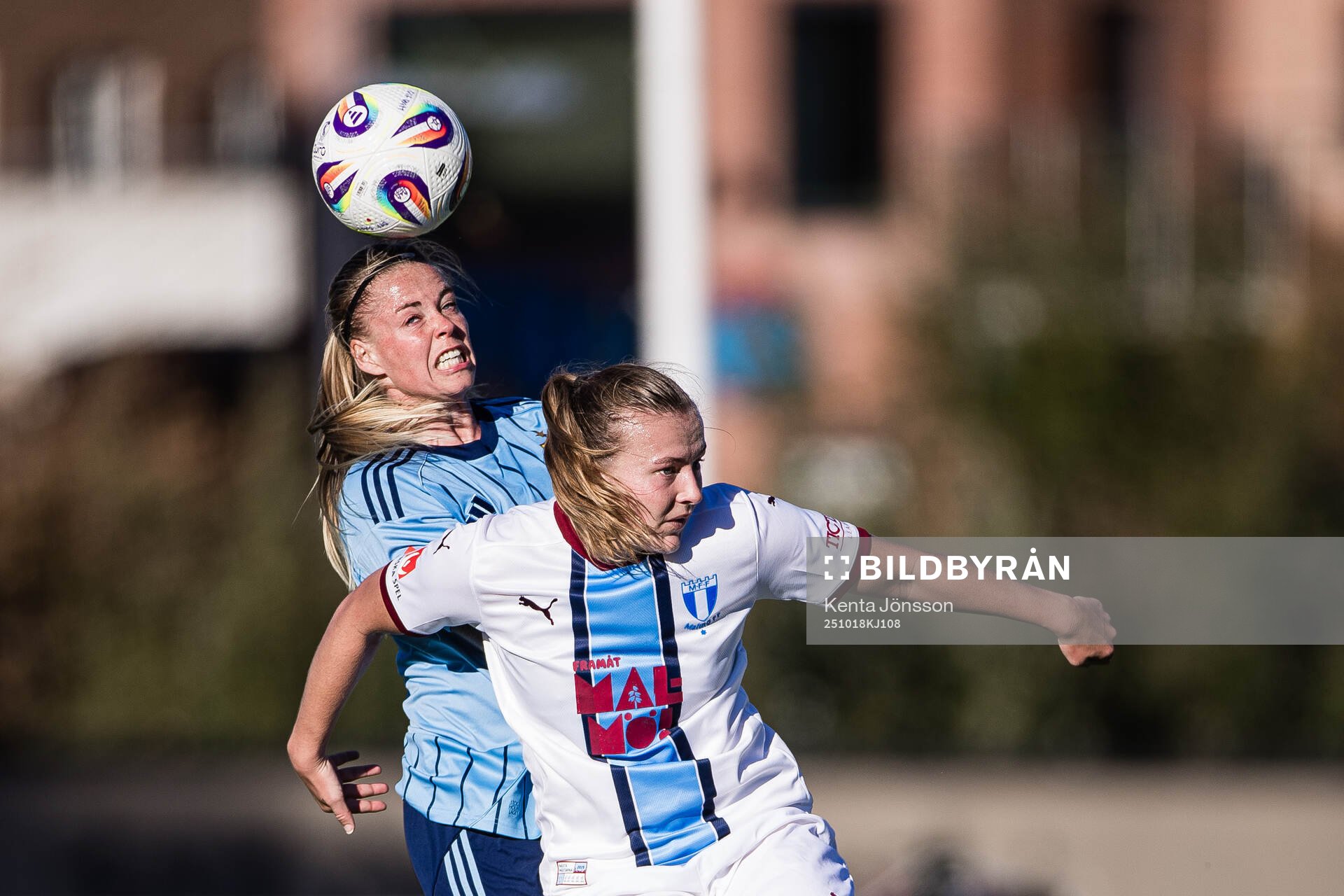 Djurgårdens Therese Åsland och Malmö FFs Sara Kanutte