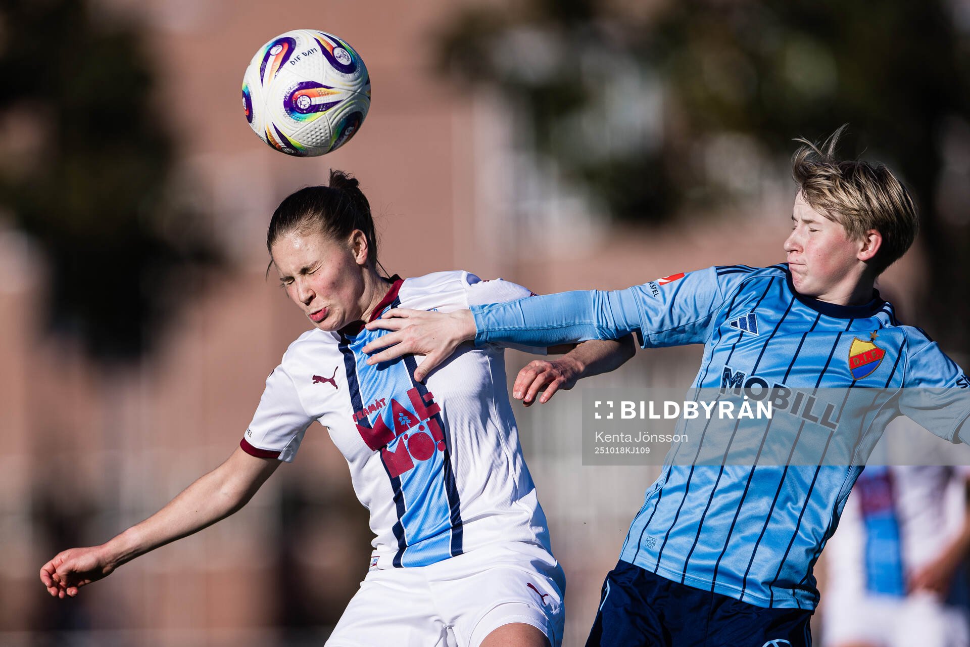 Malmö FFs Katariina Kosola och Djurgårdens Olivia Ulenius