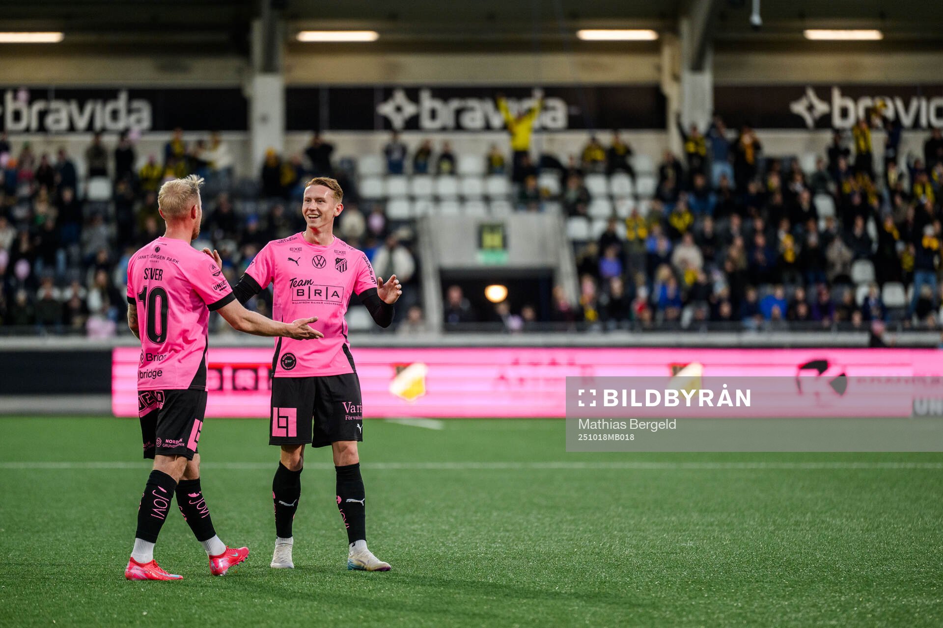 Häckens Mikkel Rygaard Jensen och Julius Lindberg jublar