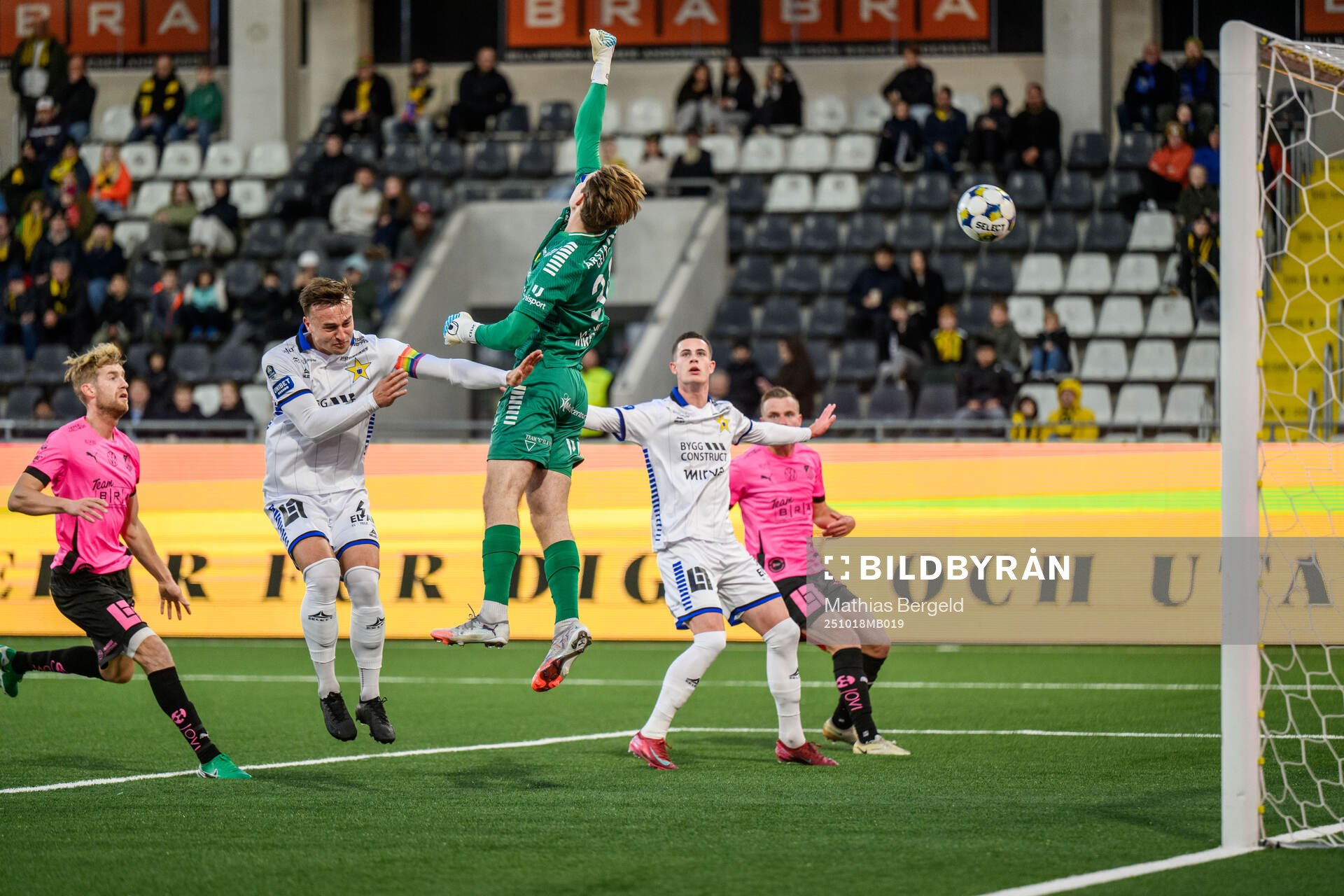 Sirius Henrik Rönnlöf Castegren och målvakt David Celic