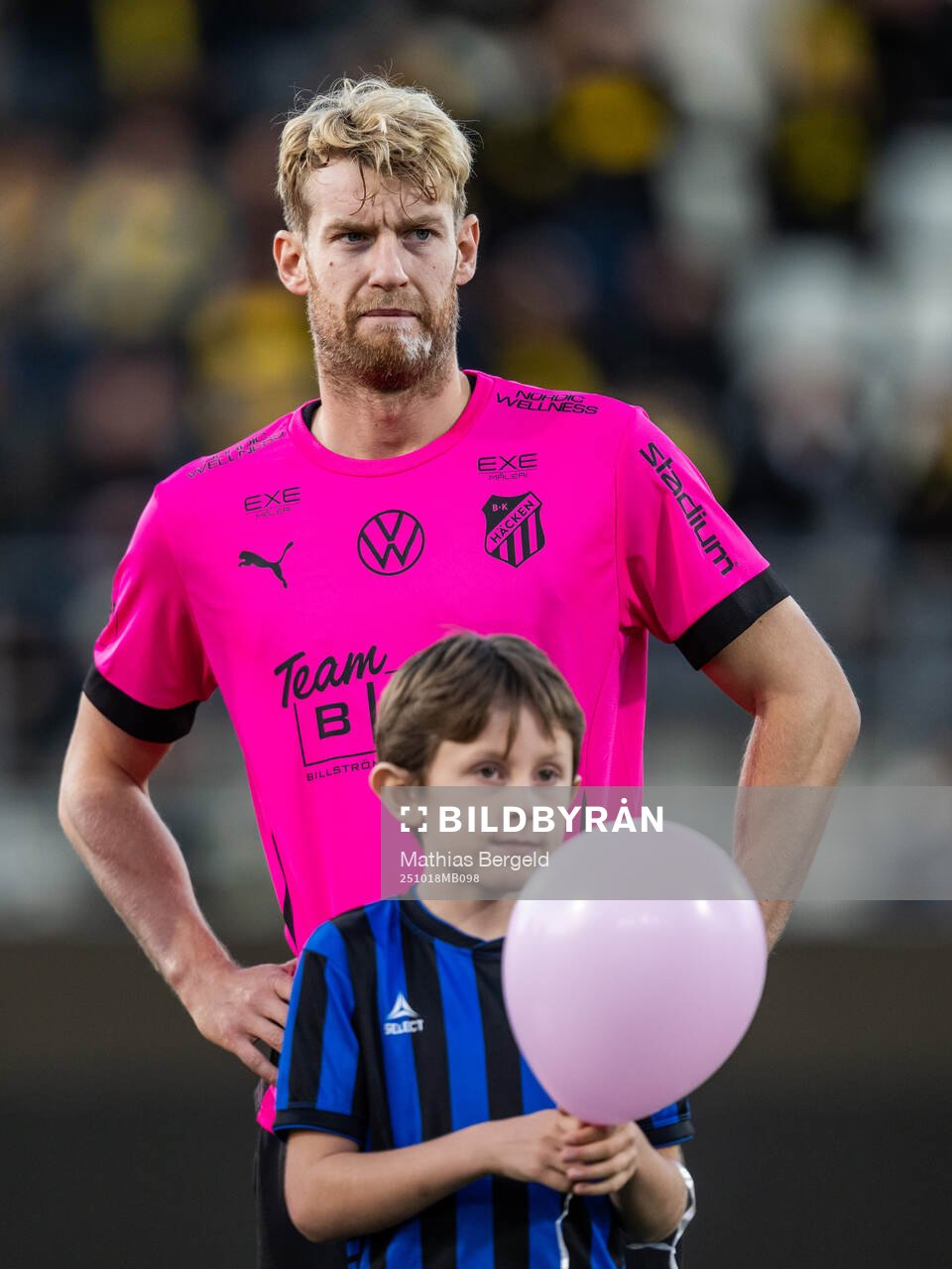 Häckens Filip Helander med en maskot som håller i rosa