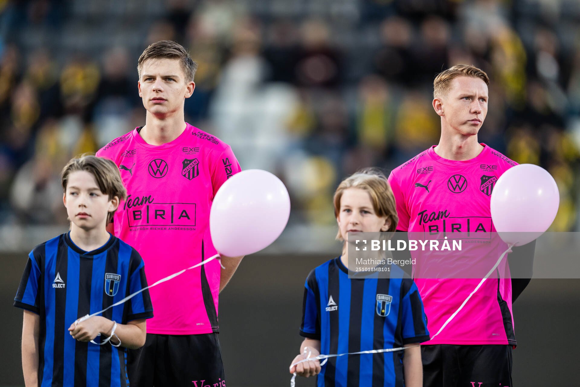 Häckens Adrian Svanbäck och Julius Lindberg med maskotar