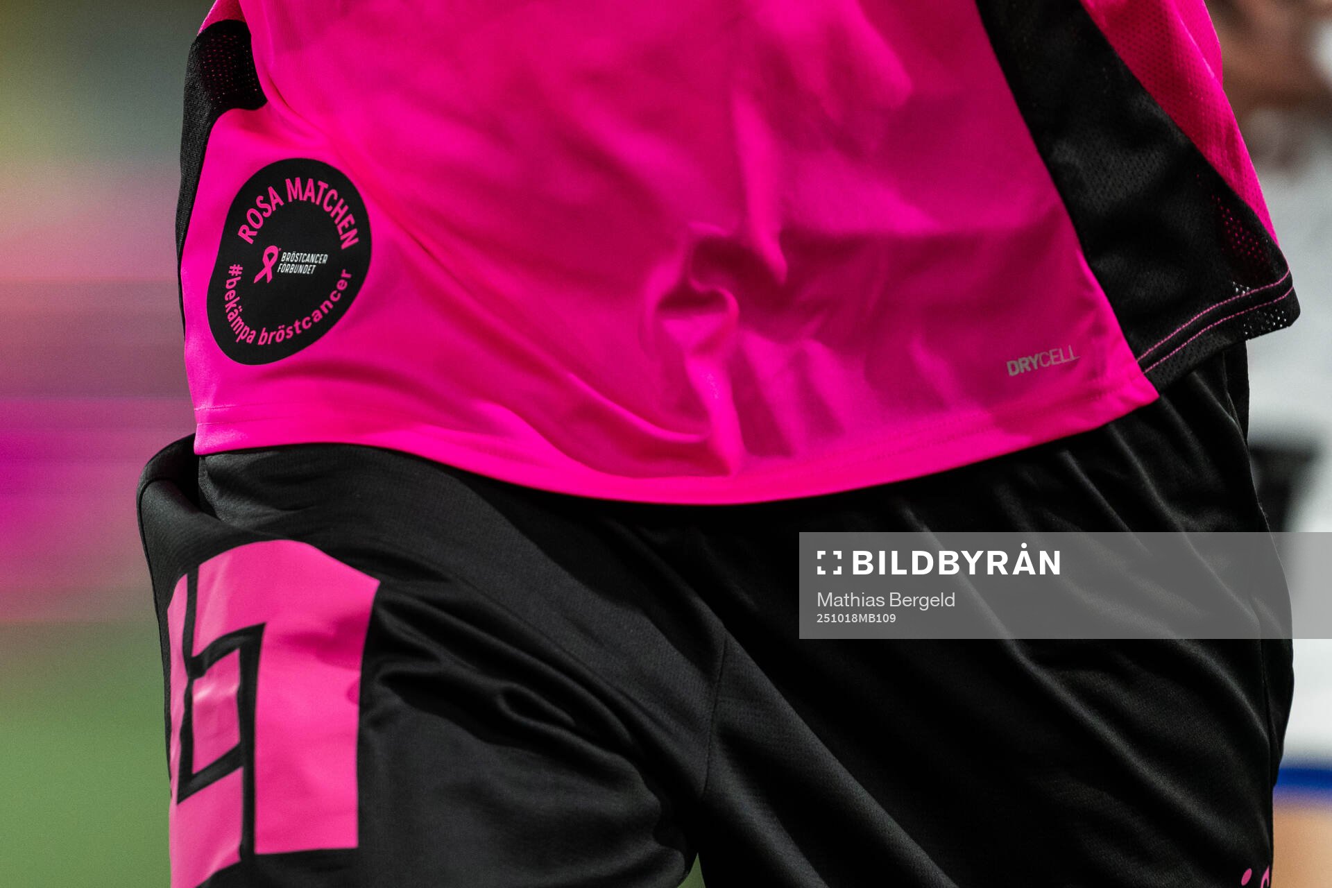 En logotyp för Rosa Matchen på Häckens matchtröja