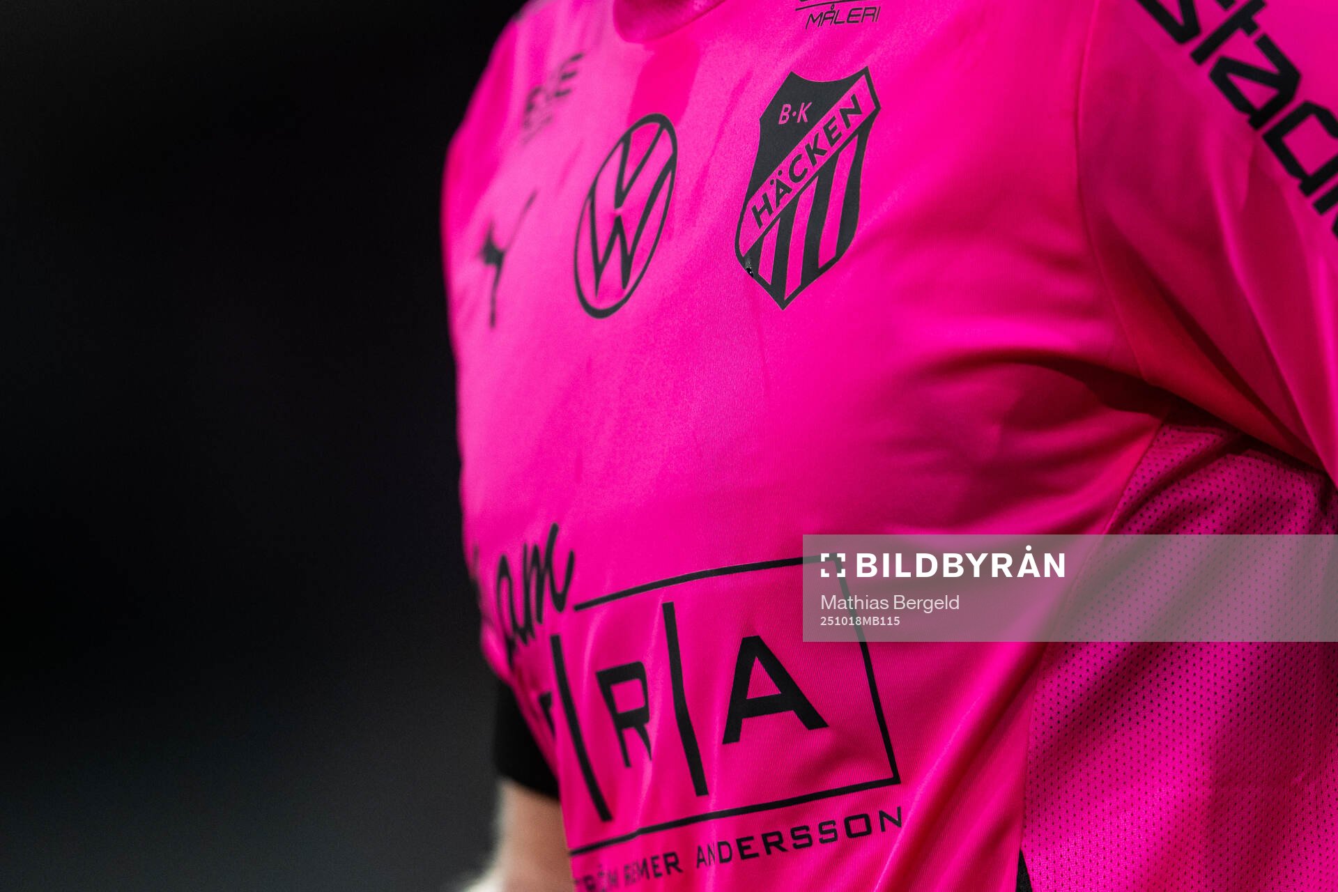 Häckens klubbemblem på deras rosa matchtröja