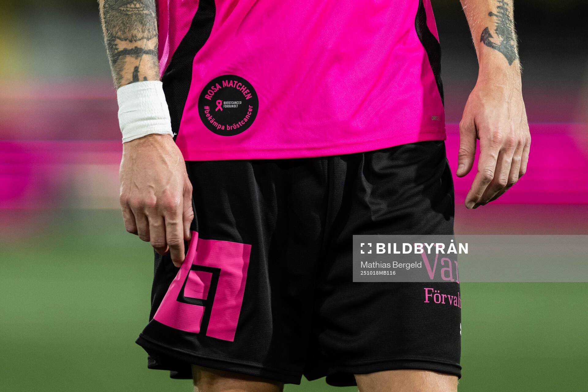 En logotyp för Rosa Matchen på Häckens matchtröja