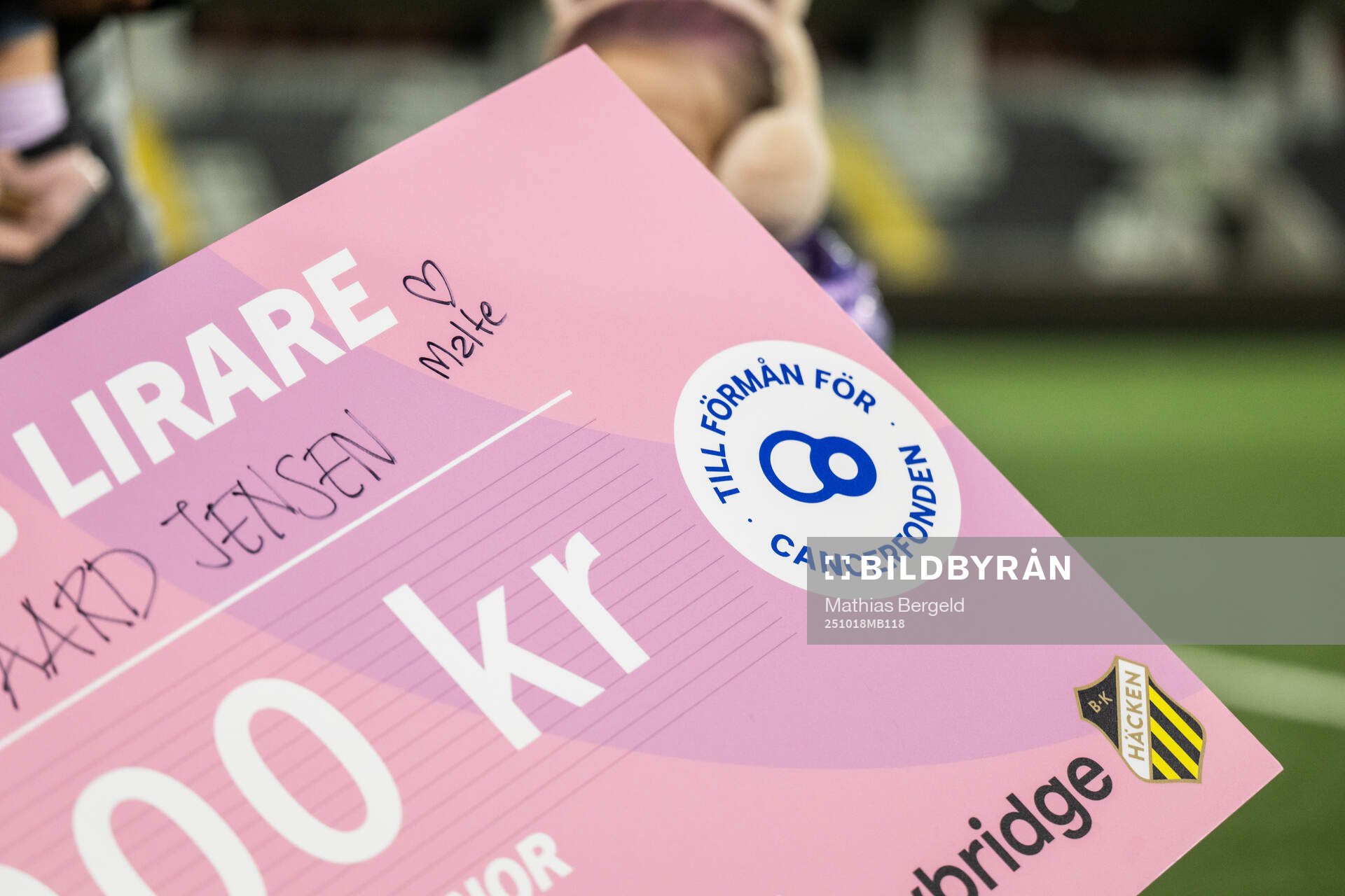 En check som tilldelades matchens lirare Häckens Mikkel