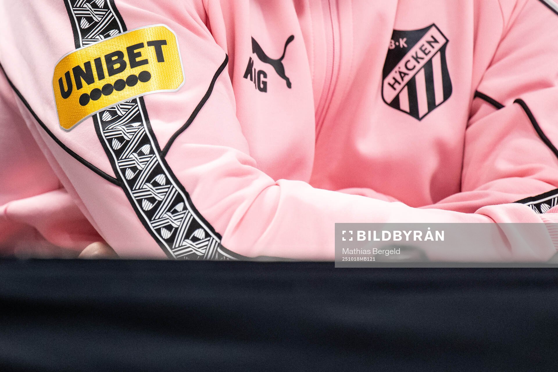Unibet-logotyp på Häckens tränare Jens Gustafsson