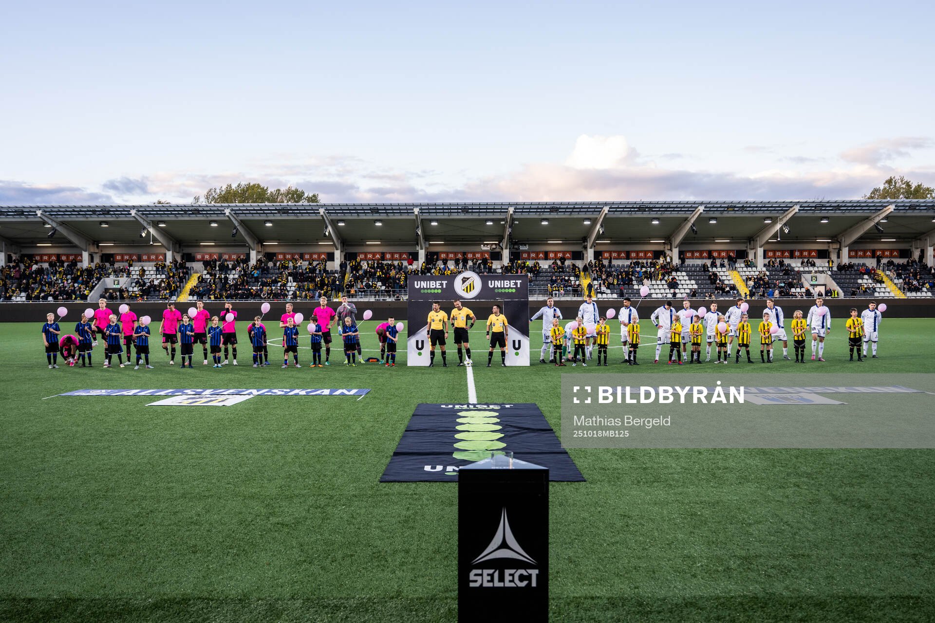 Häckens och Sirius spelare med maskotar som håller i rosa